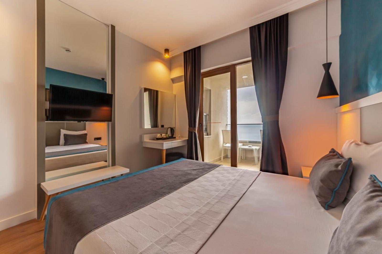 Deluxe Double Room with Sea View thumbnail 5