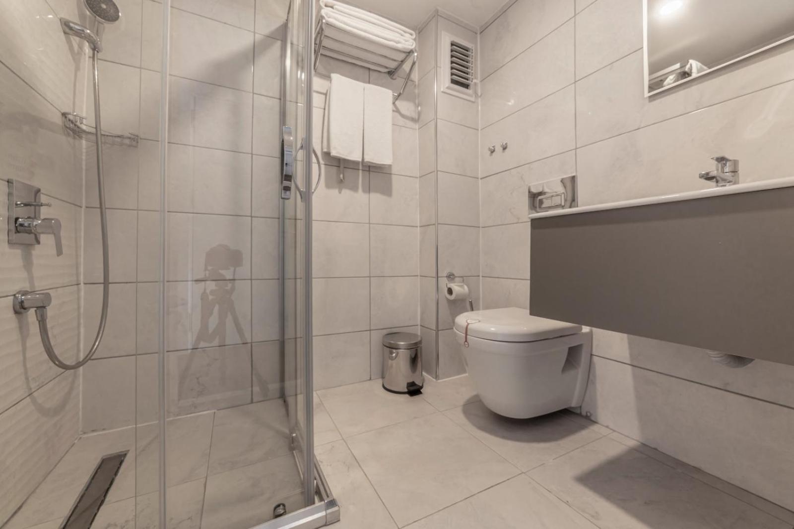Deluxe Double Room with Sea View thumbnail 6