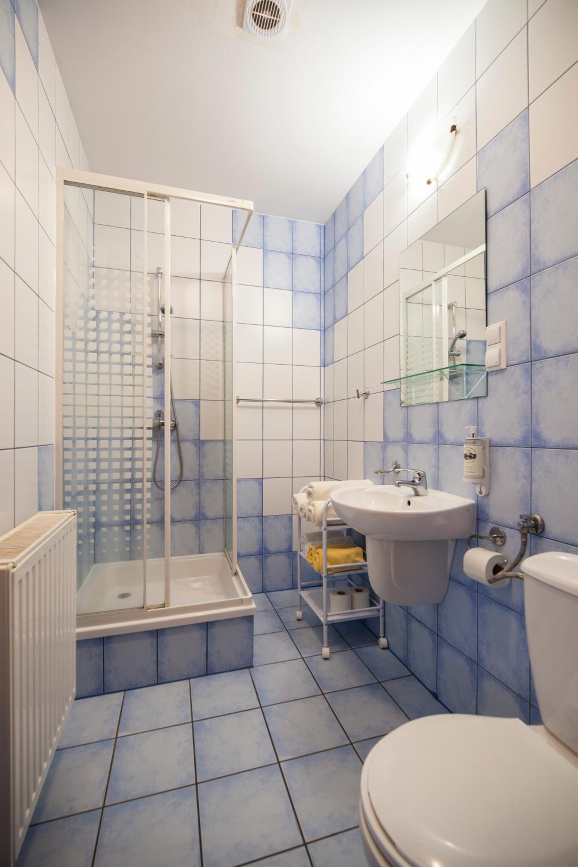 Triple Room with Bathroom - Photo 2