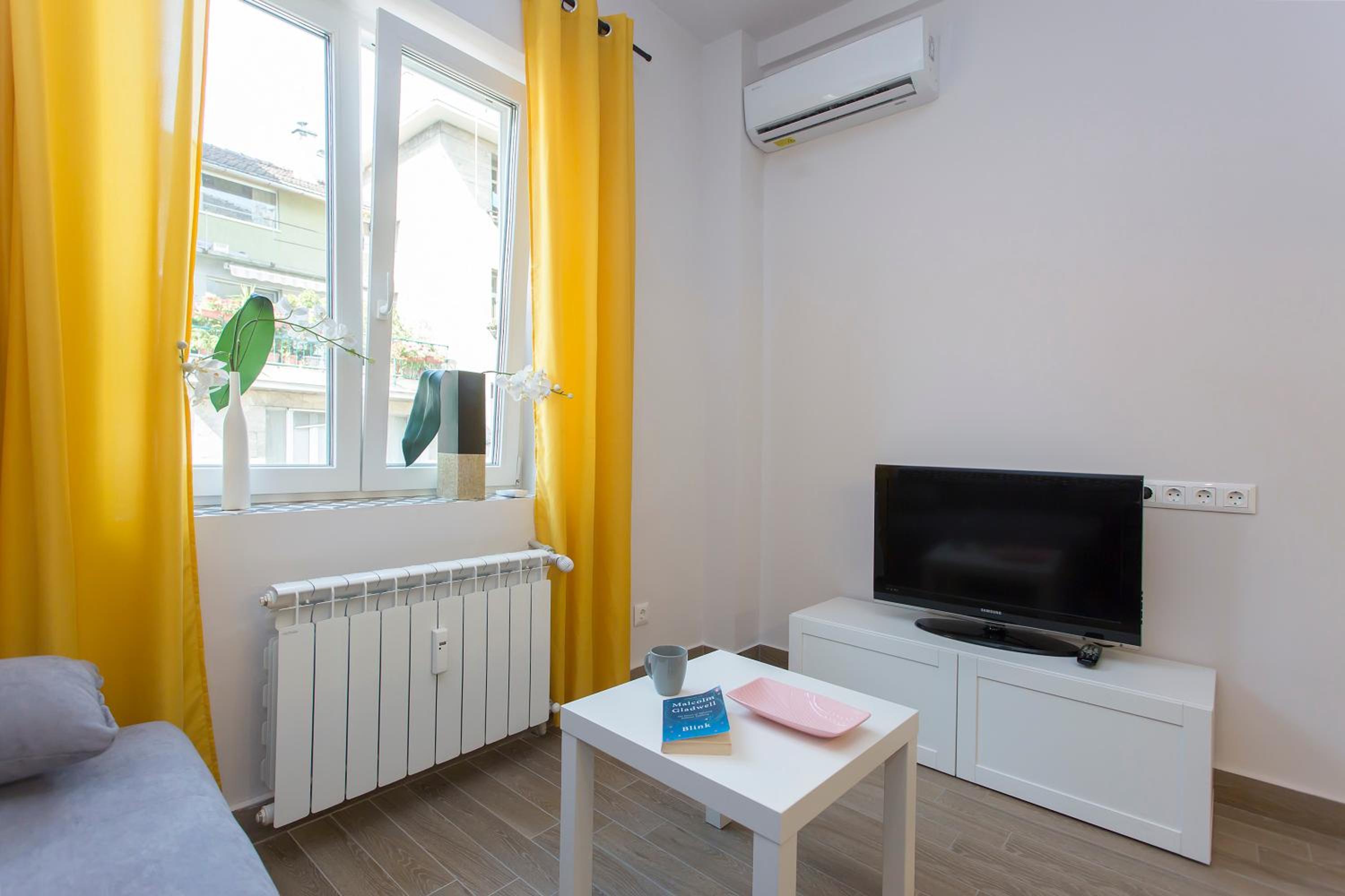 One-Bedroom Apartment - Photo 2