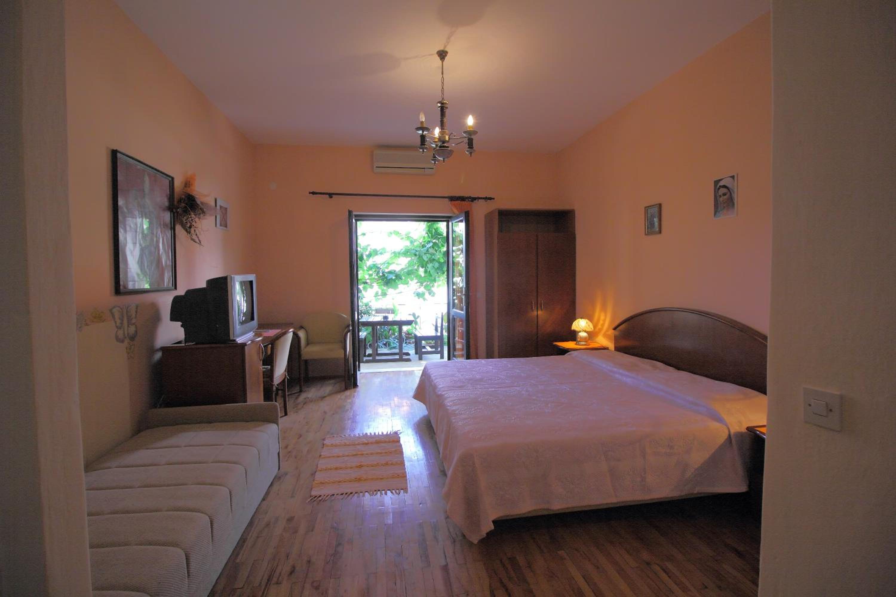 Comfort Studio Apartment with Patio photo 1