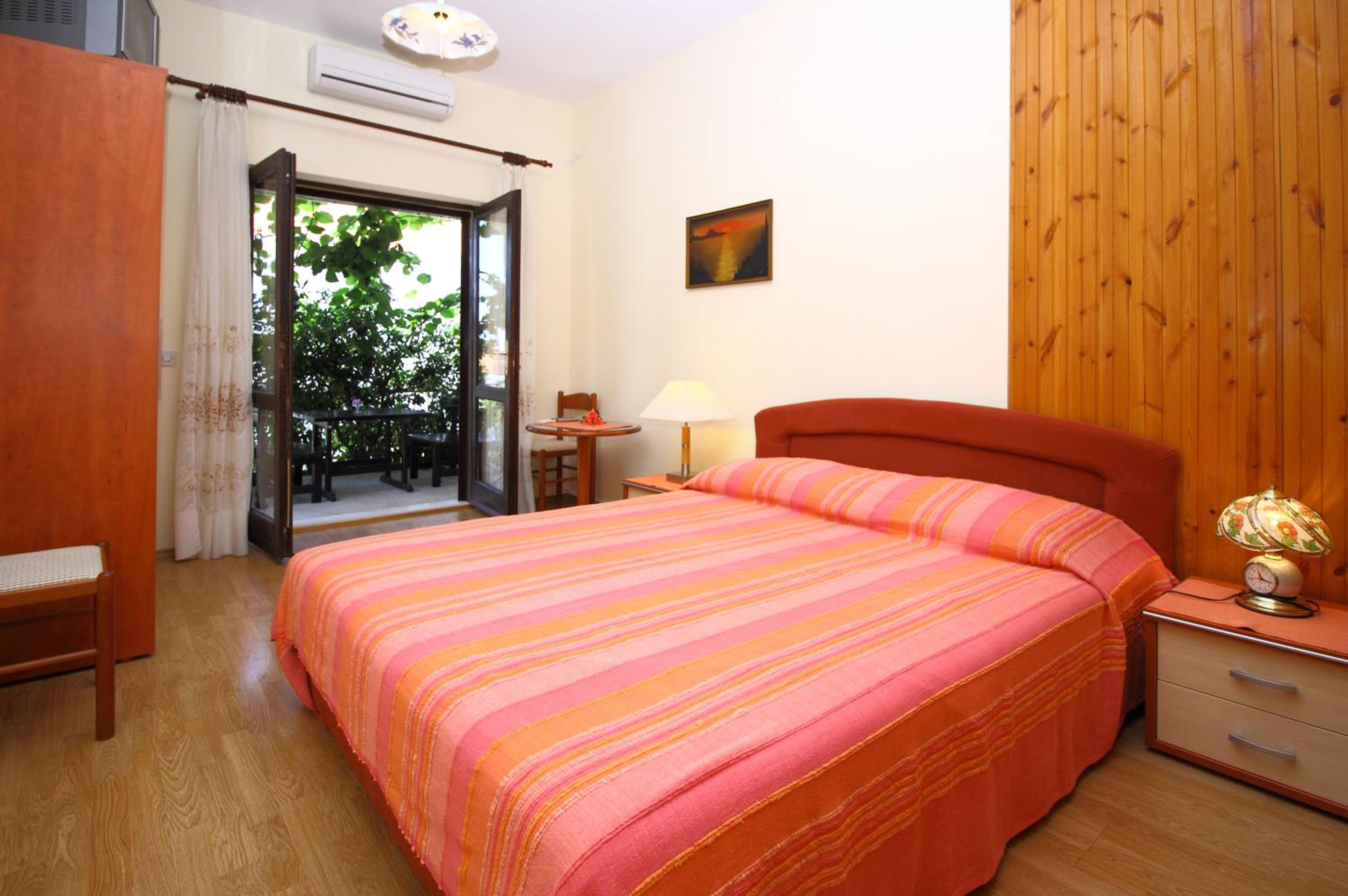 Superior Studio Apartment with Patio and garden view photo 1