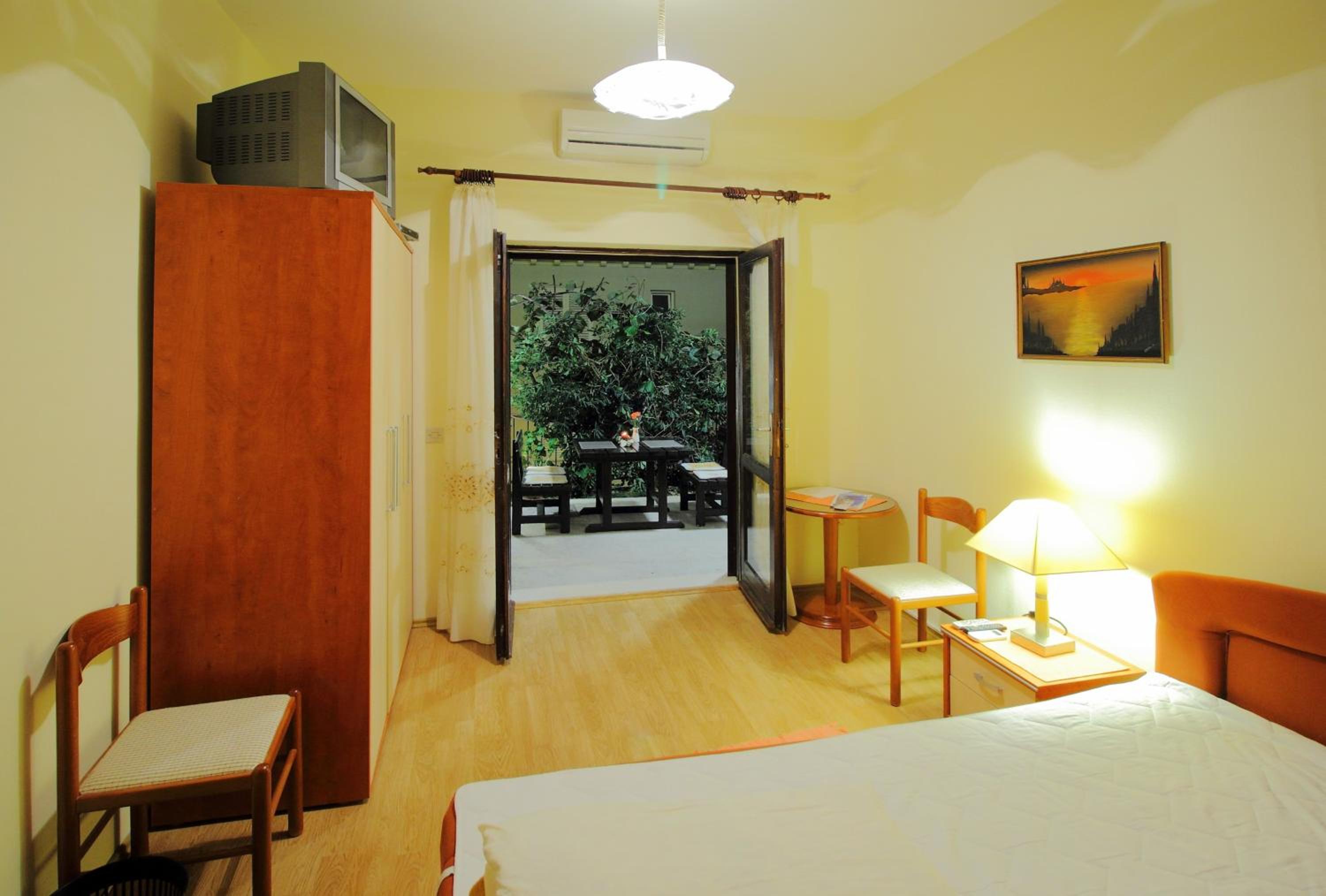 Superior Studio Apartment with Patio and garden view photo 2