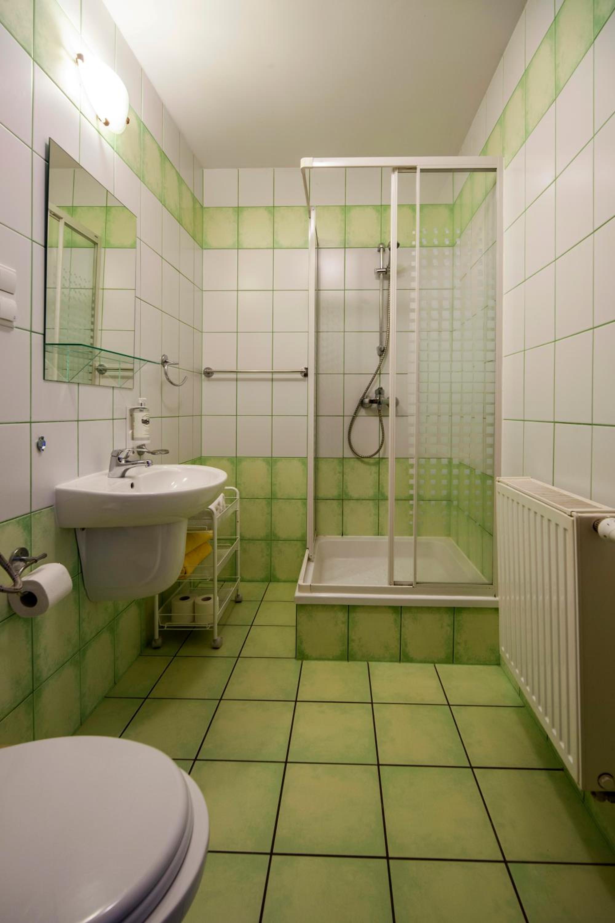 Quadruple Room with Bathroom - Photo 3
