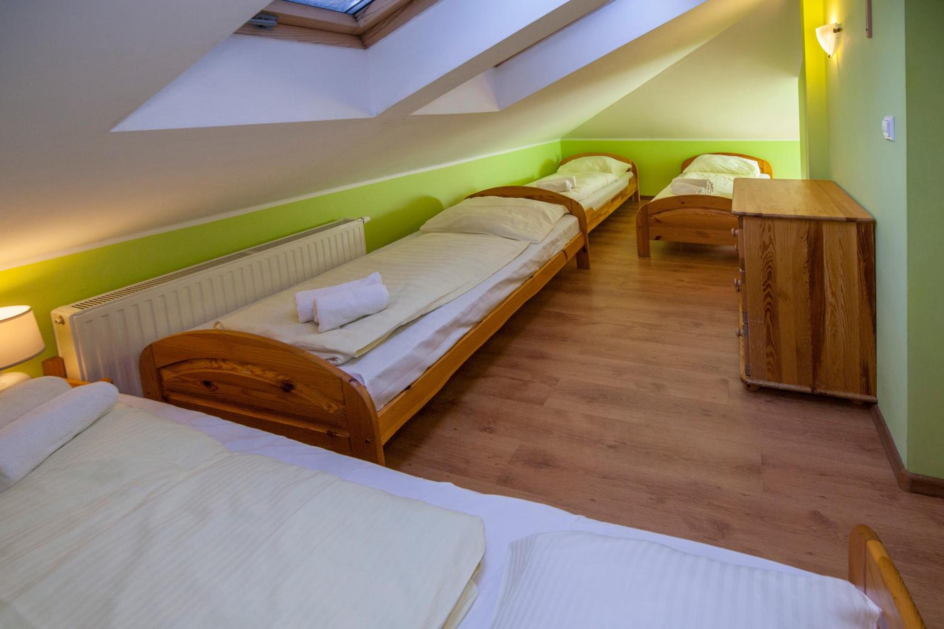 Quadruple Room with Private Bathroom - Photo 2