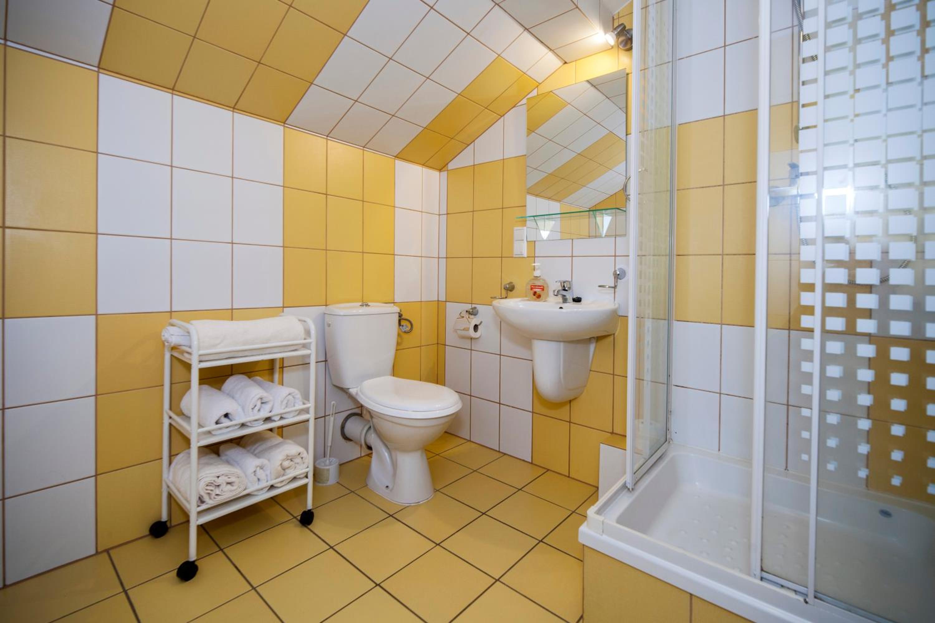 Quadruple Room with Private Bathroom - Photo 3