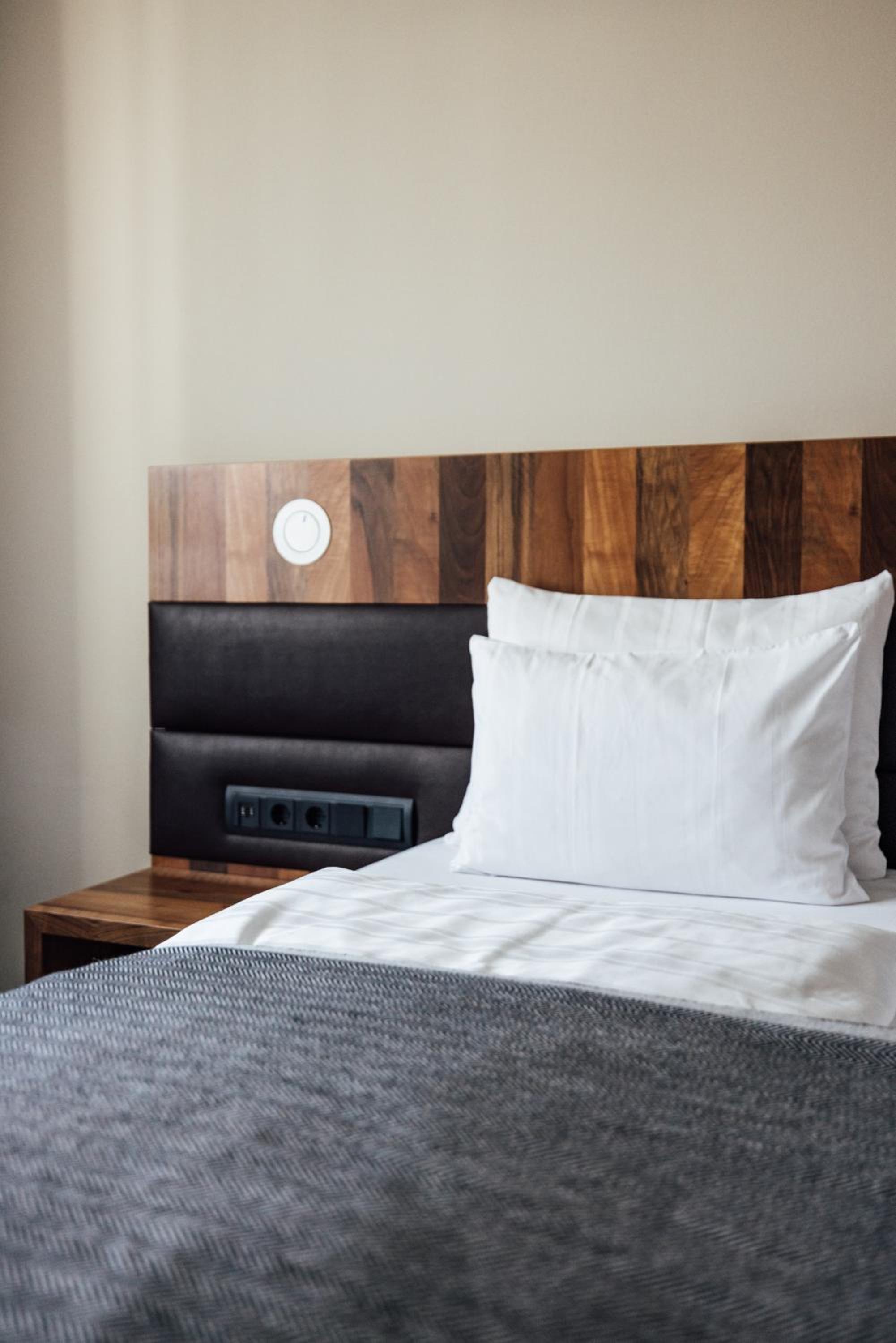 Single Room thumbnail 6