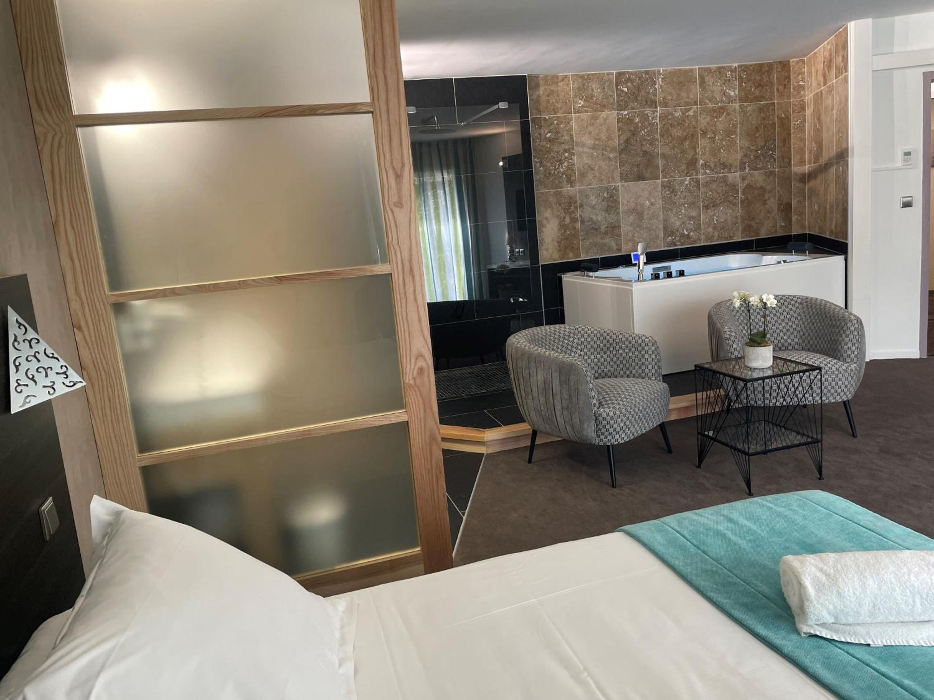 Suite with Spa Bath photo 3