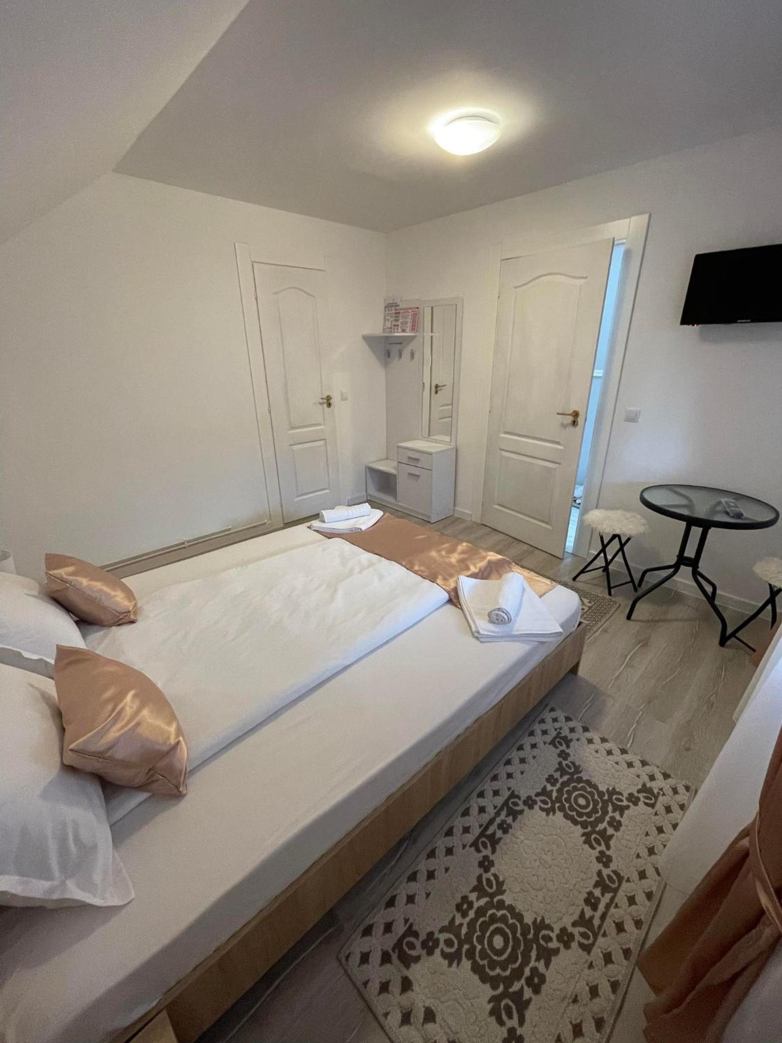 Double Room with Private Bathroom - Photo 3
