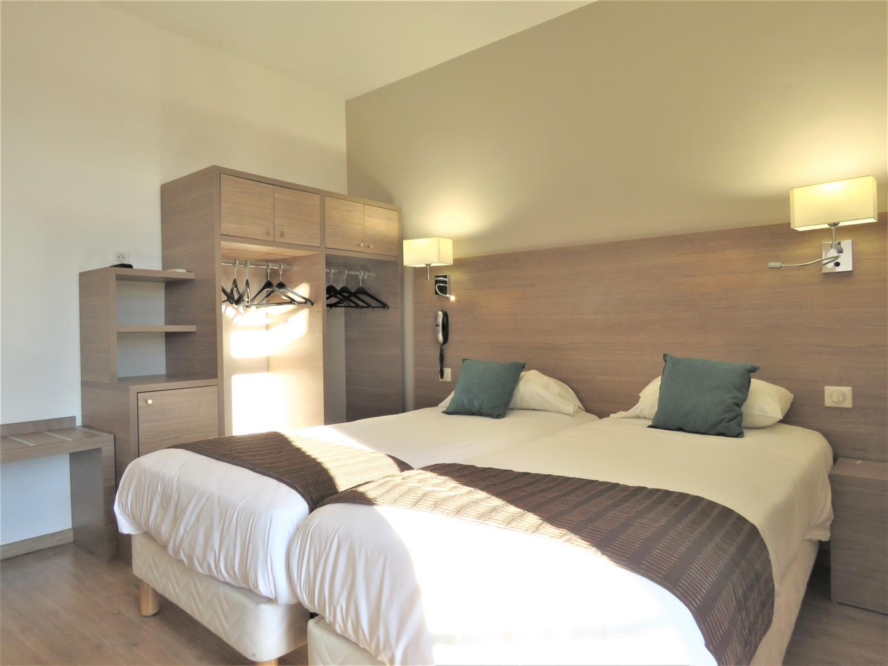 Twin Room with Shower - Photo 1