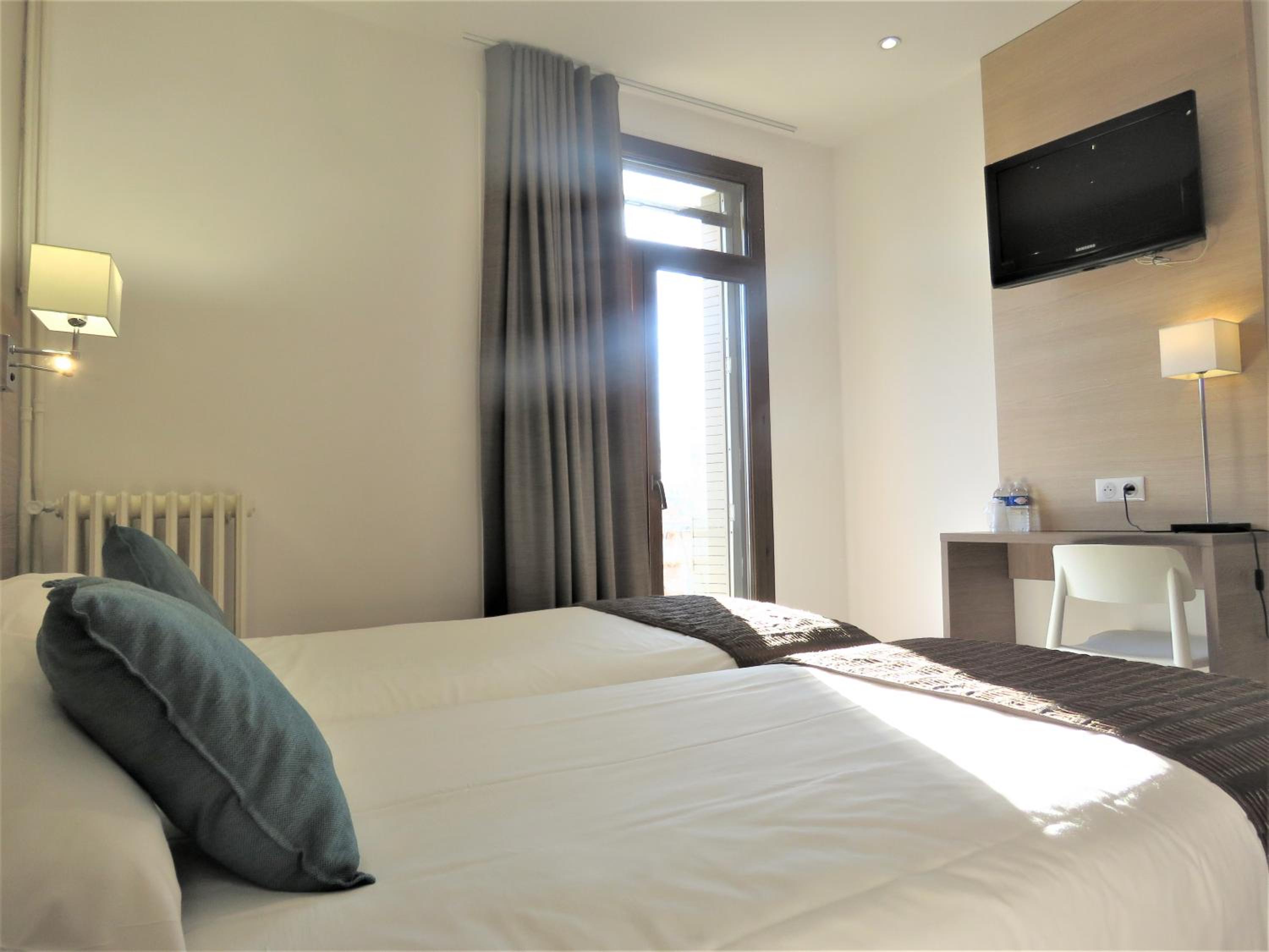 Twin Room with Shower - Photo 4