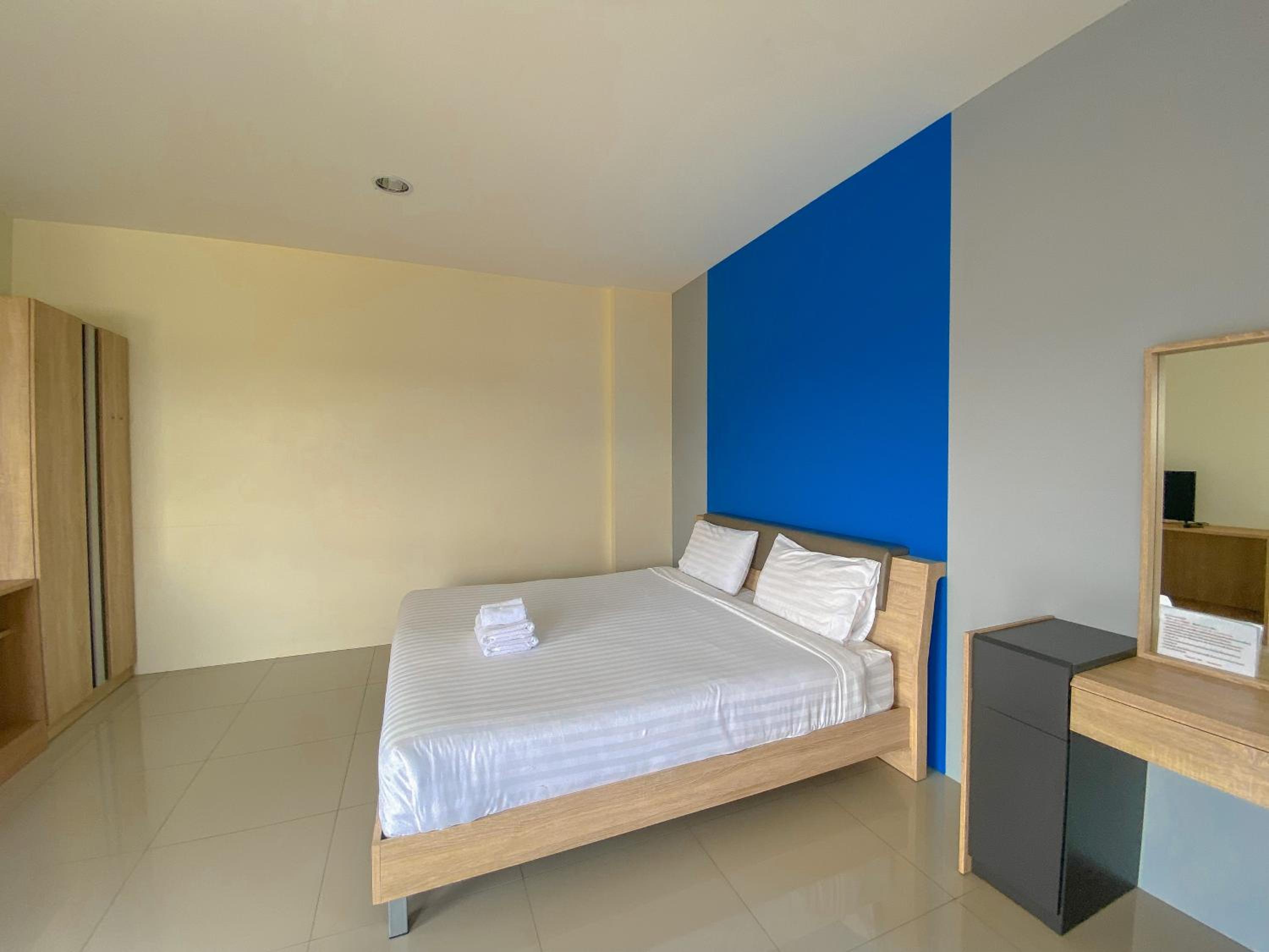 One-Bedroom Apartment - Photo 6