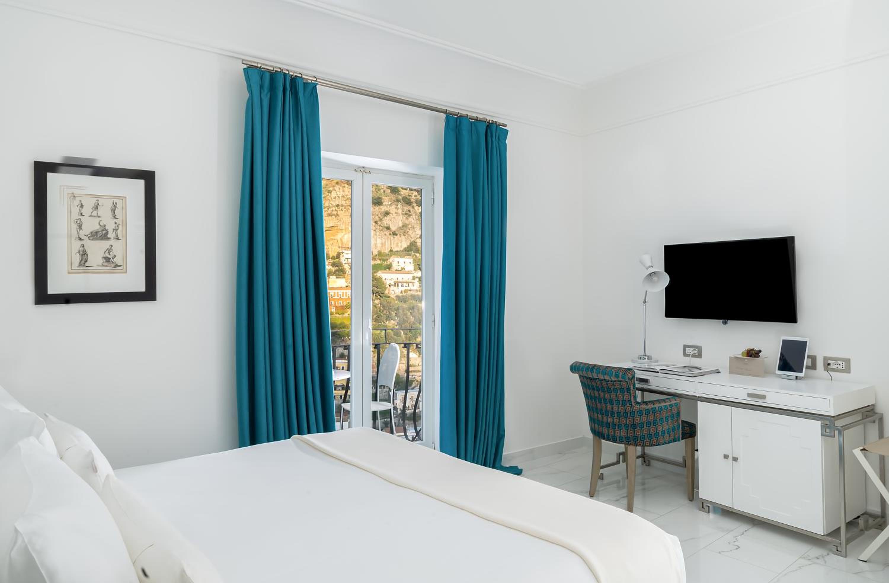 Deluxe Double Room with Lateral Sea View - Photo 1