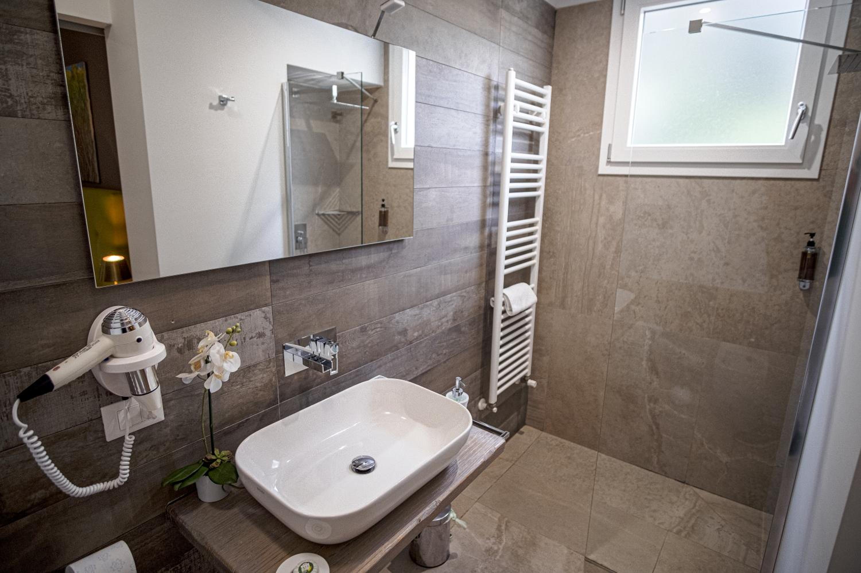 Deluxe Double Room with Balcony photo 3