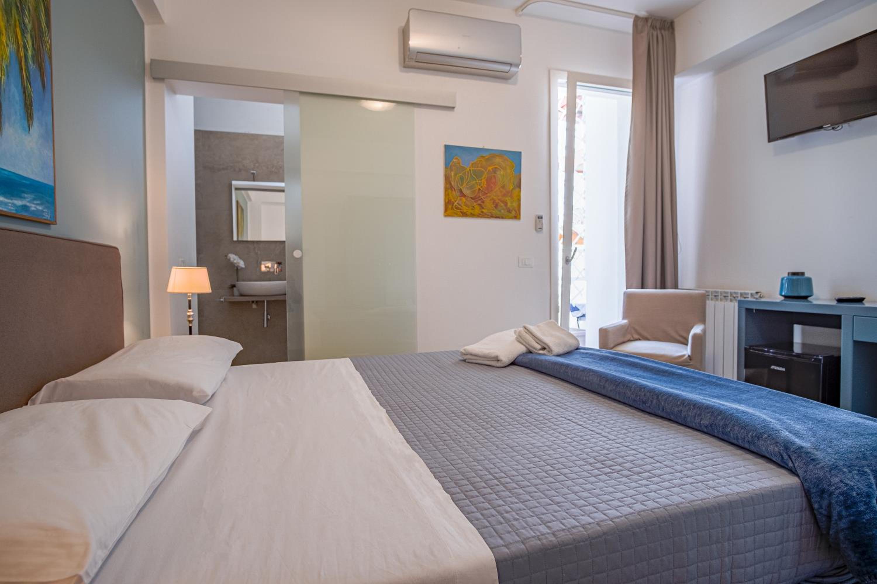 Double Room with Patio - Photo 7