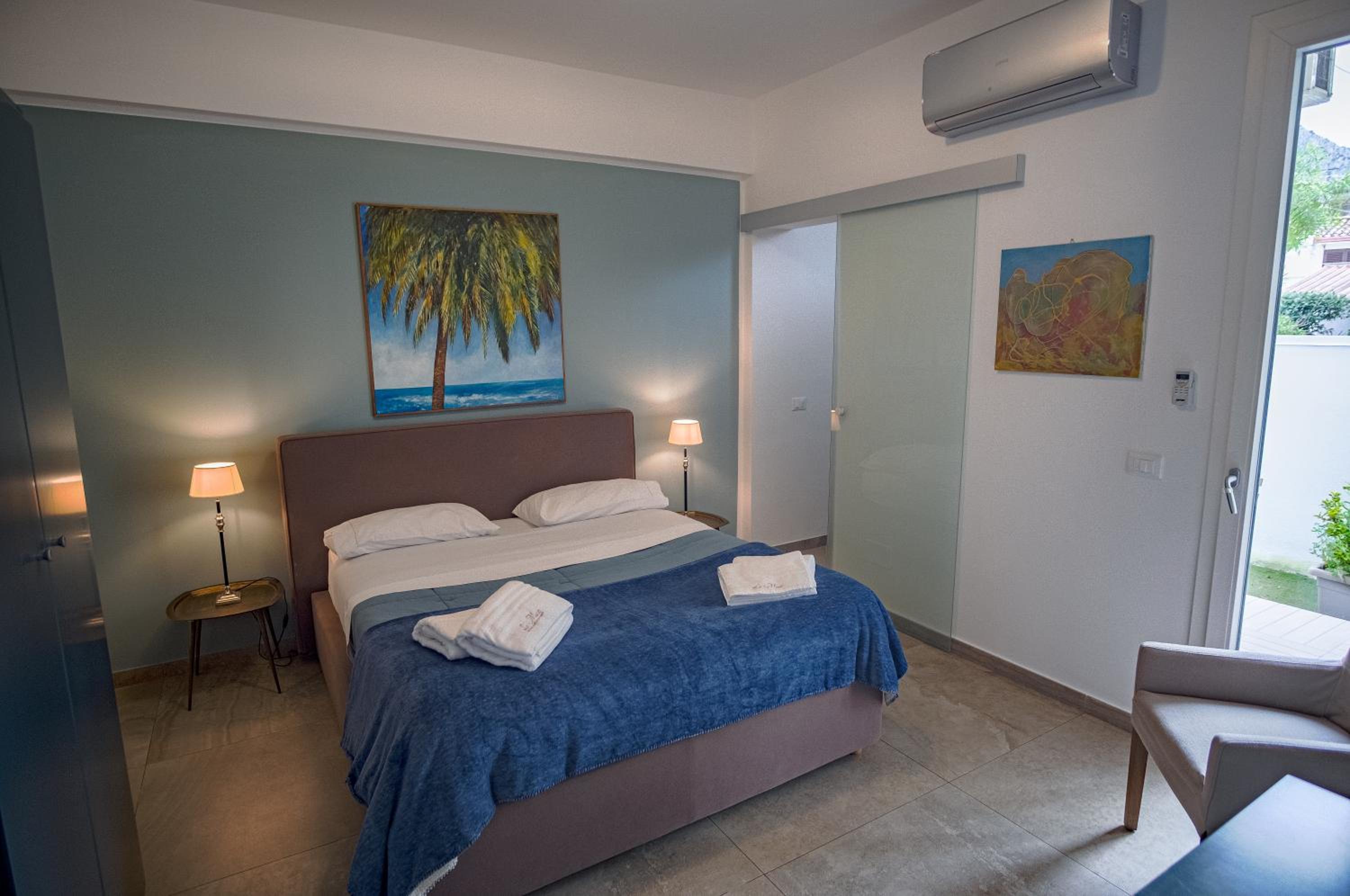 Double Room with Patio - Photo 8