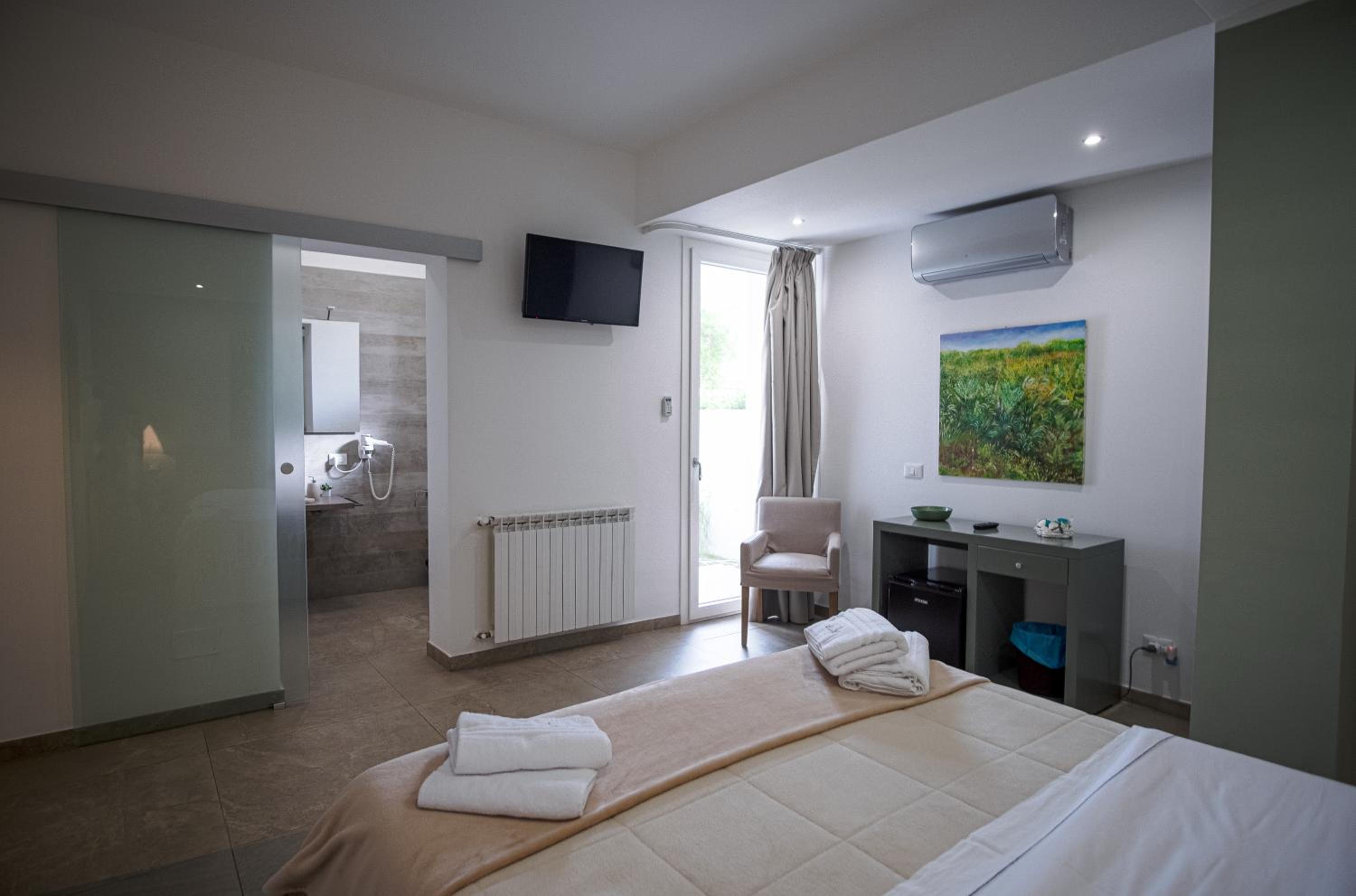 Double Room with Patio - Photo 3