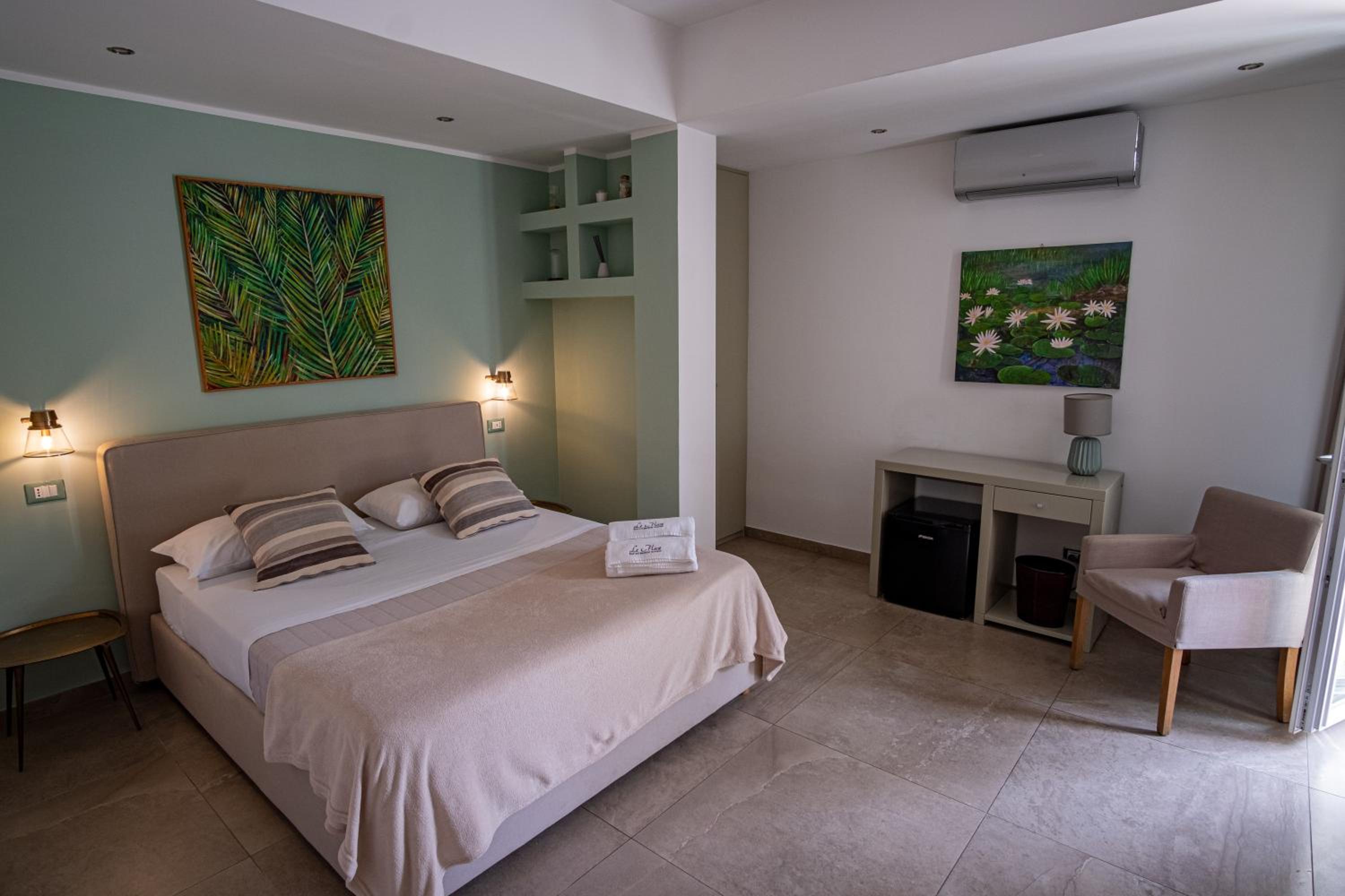 Double Room with Patio - Photo 10