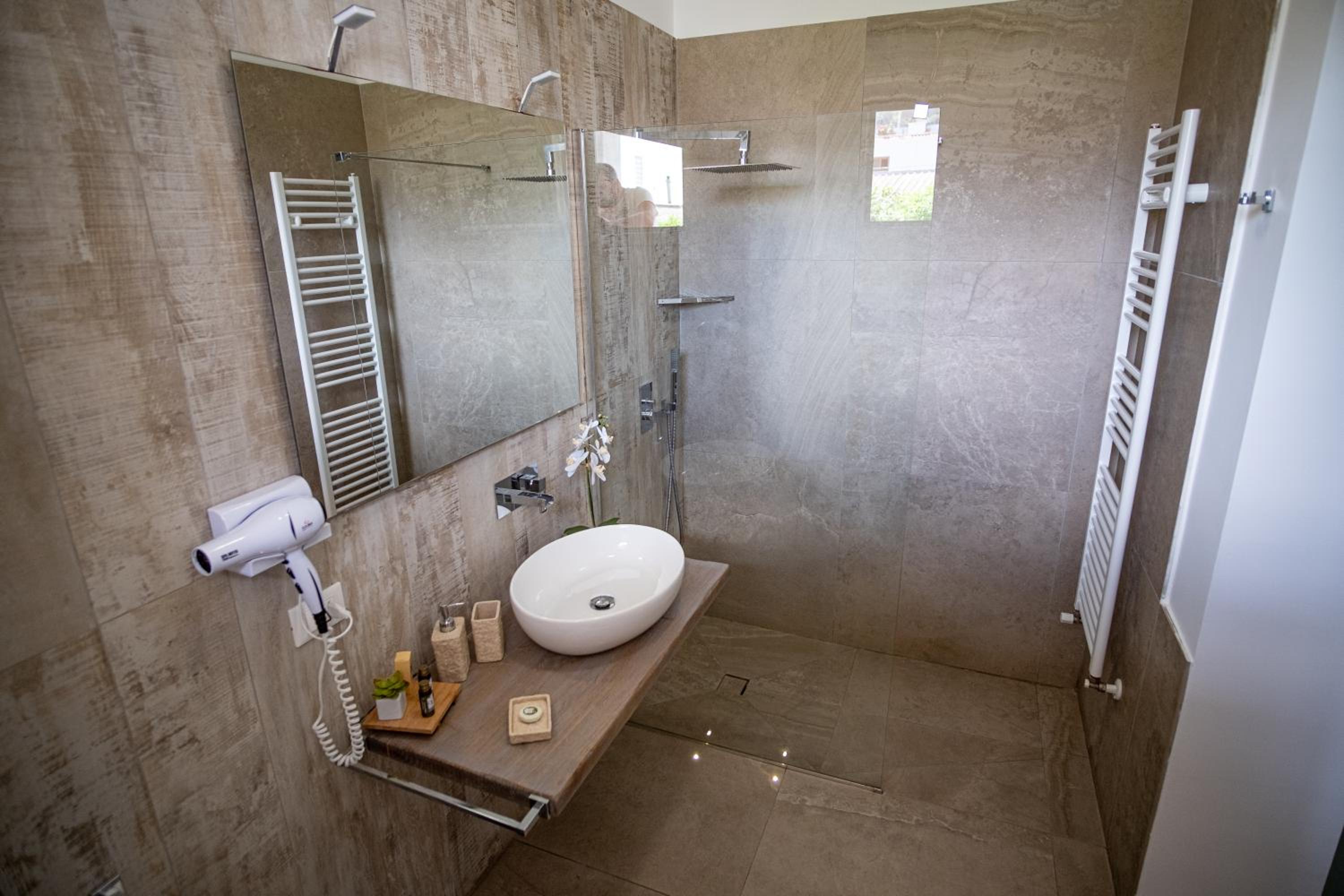 Double Room with Patio - Photo 9