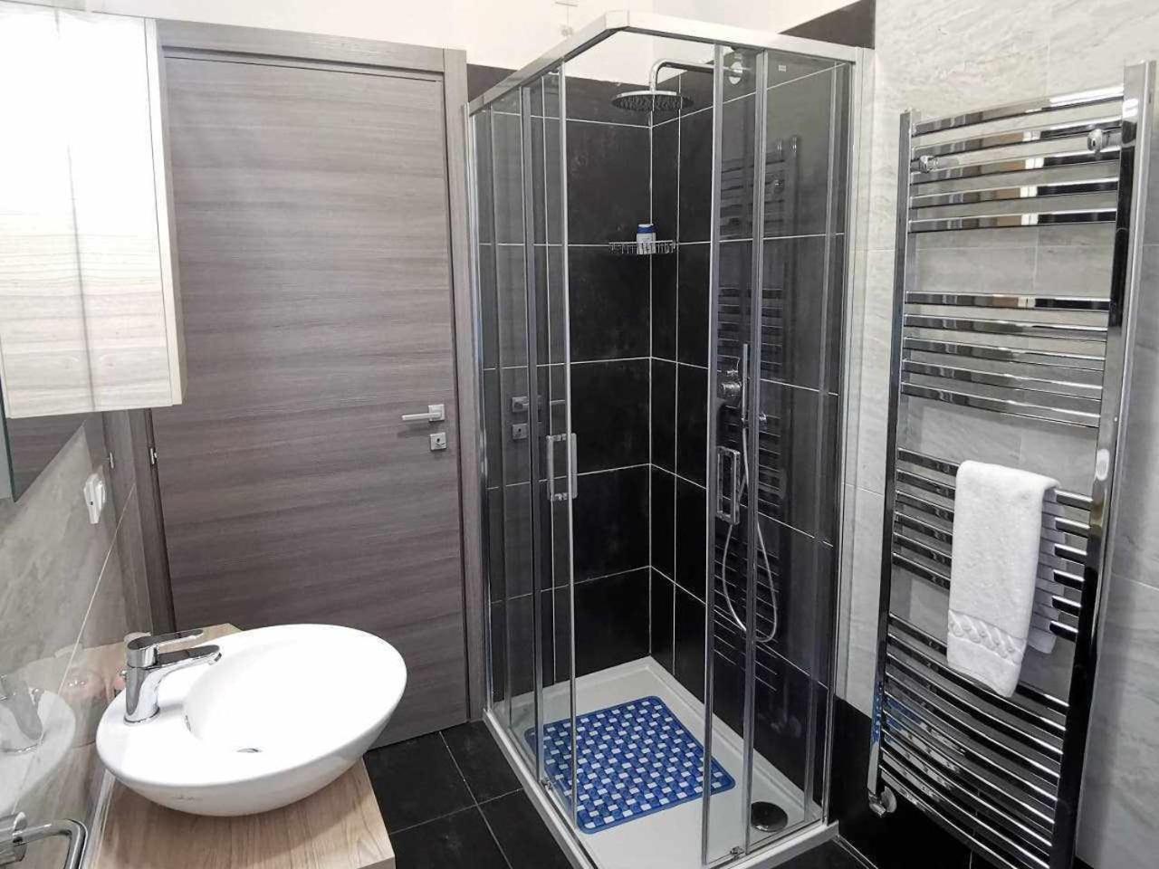 Twin Room with Private Bathroom photo 3