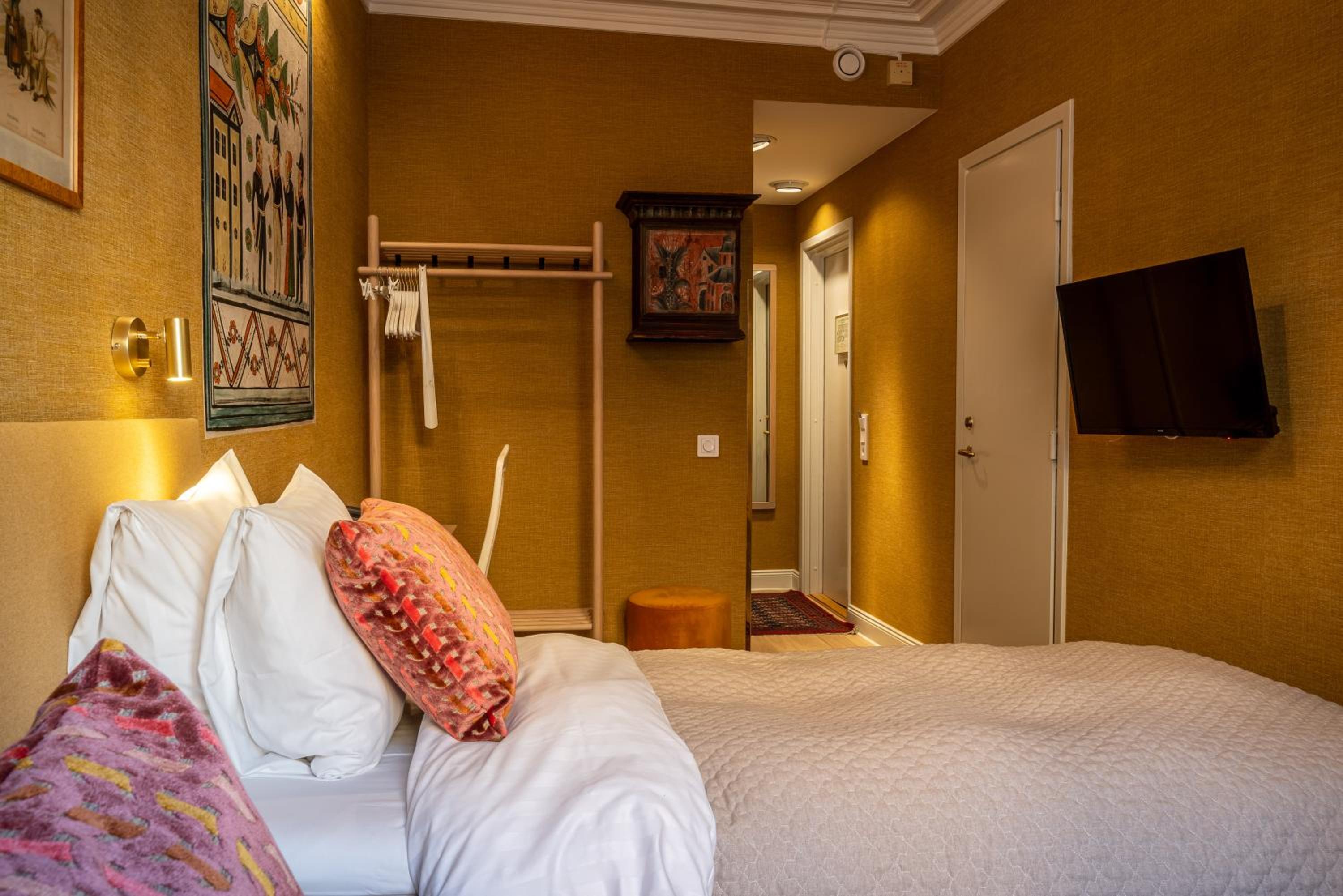 Budget Twin Room - Photo 5