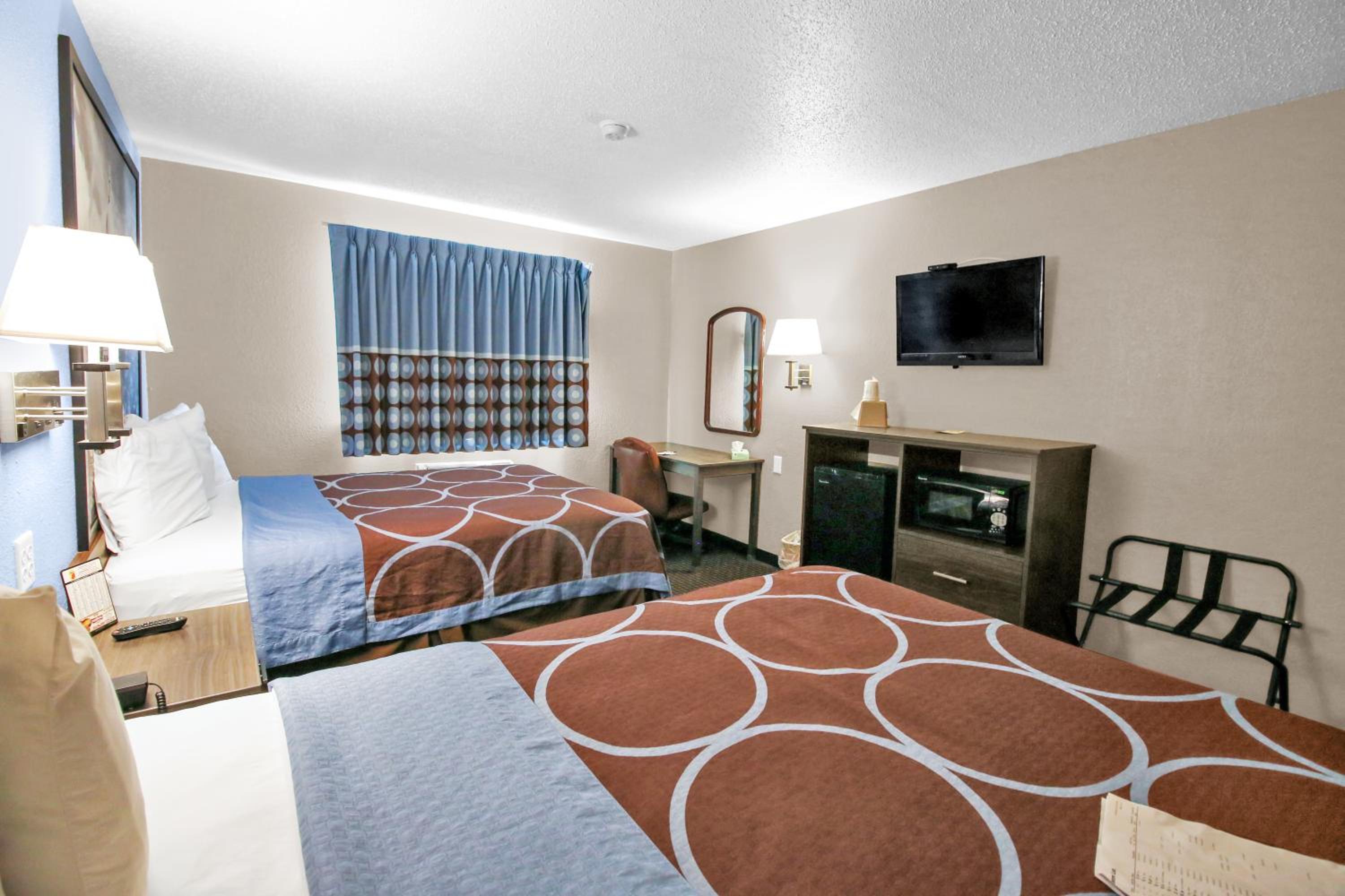 Queen Room with Two Queen Beds - NQQ2/Third Floor/Non-Smoking - Photo 3