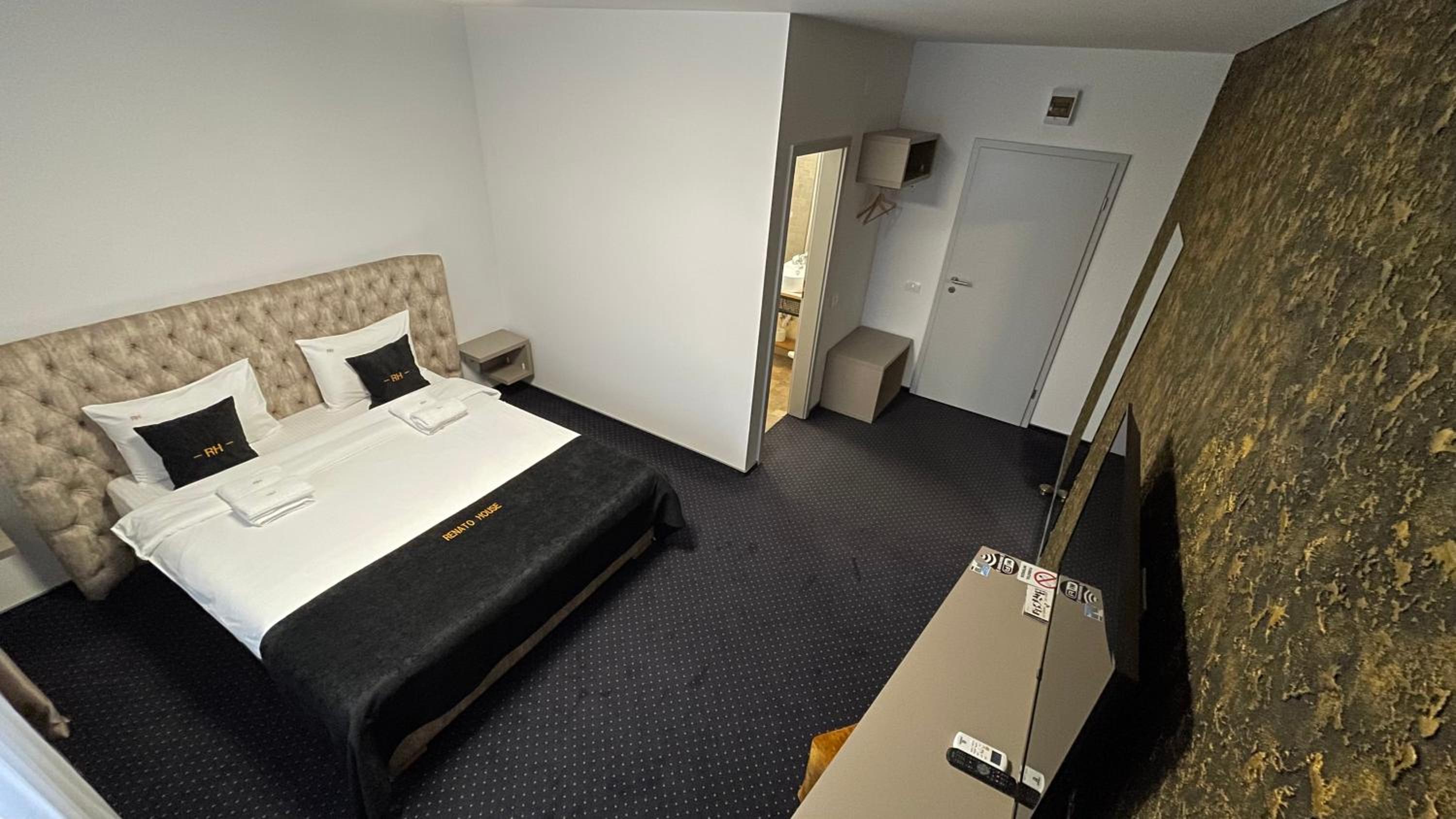 Double Room with Private Bathroom - Photo 2
