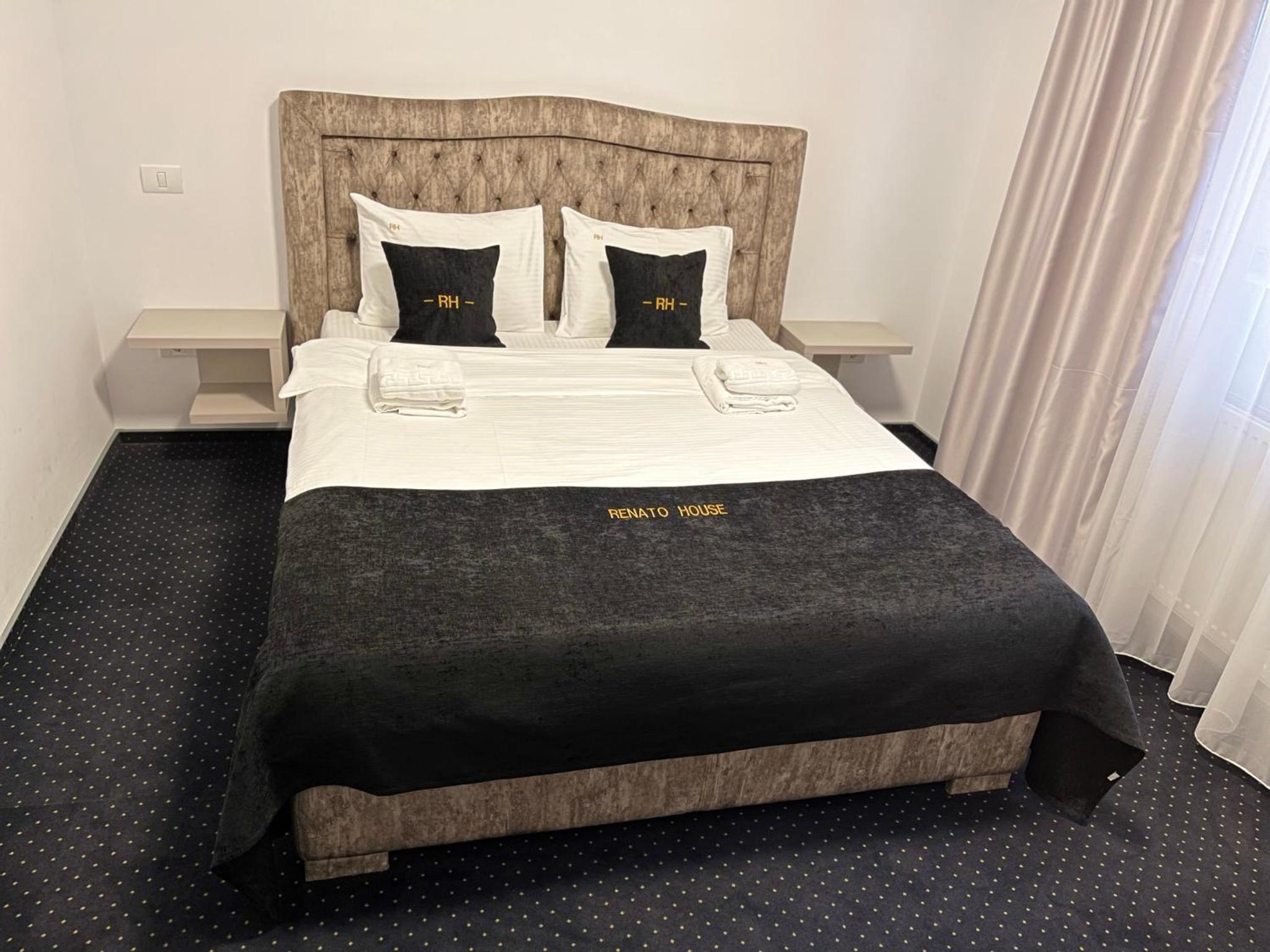 Deluxe Family Suite - Photo 8