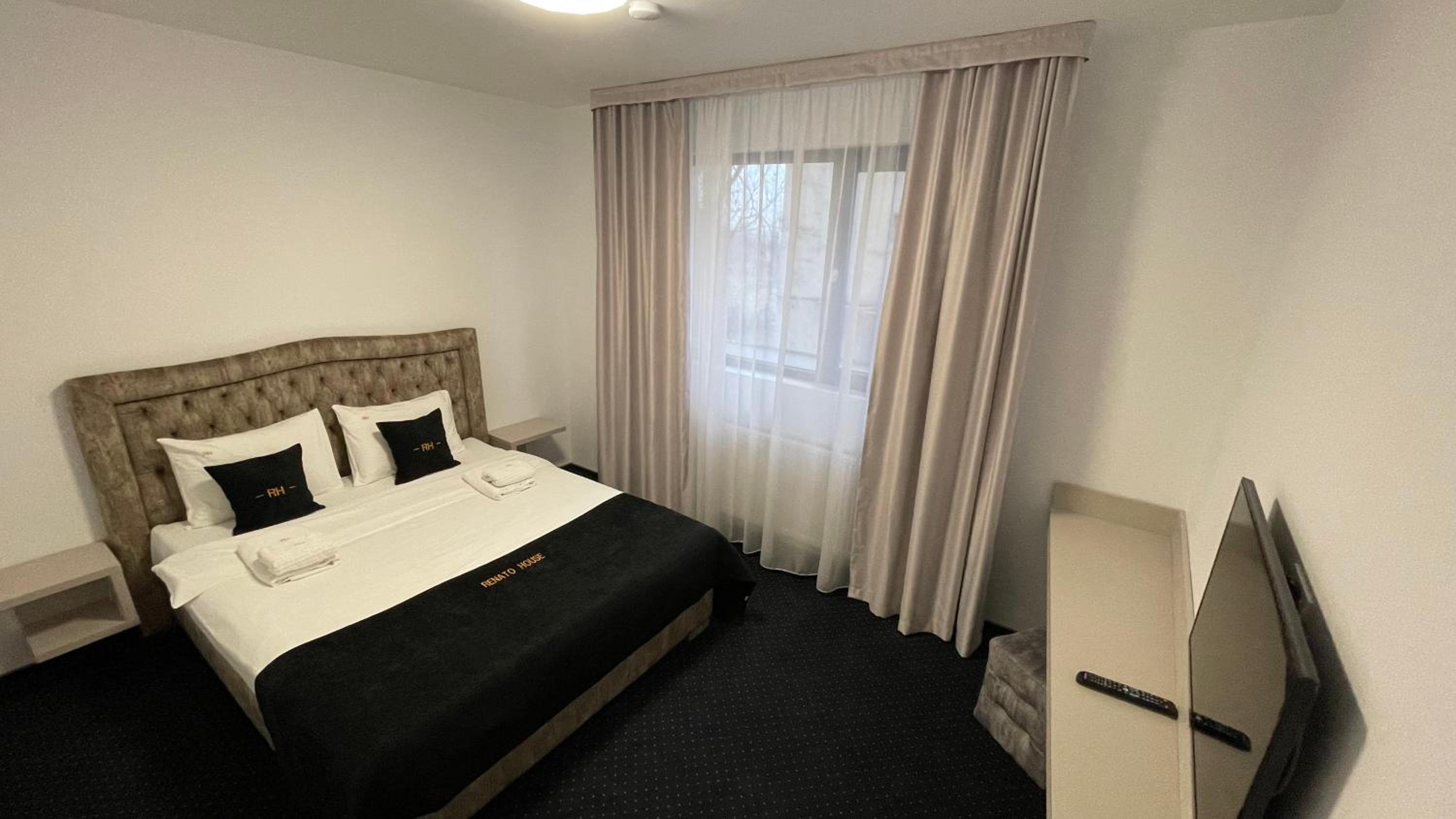 Deluxe Family Suite - Photo 9