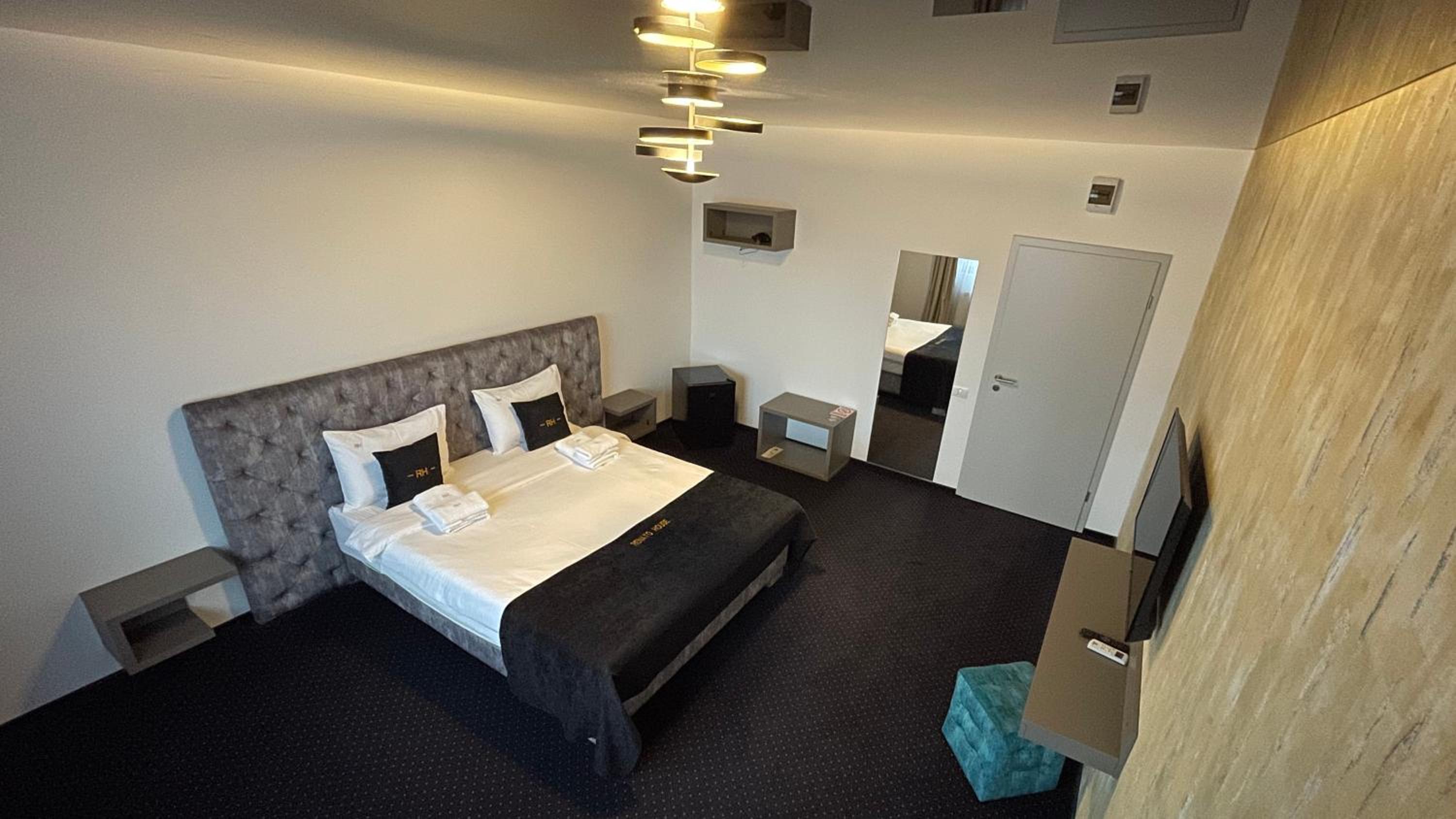 Superior King Room - Photo 7