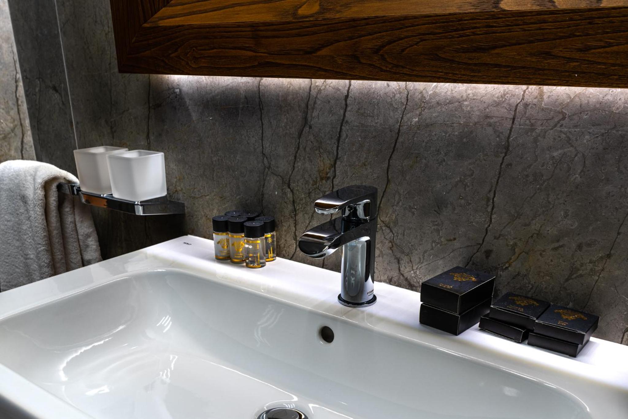 Deluxe Room - Photo 10