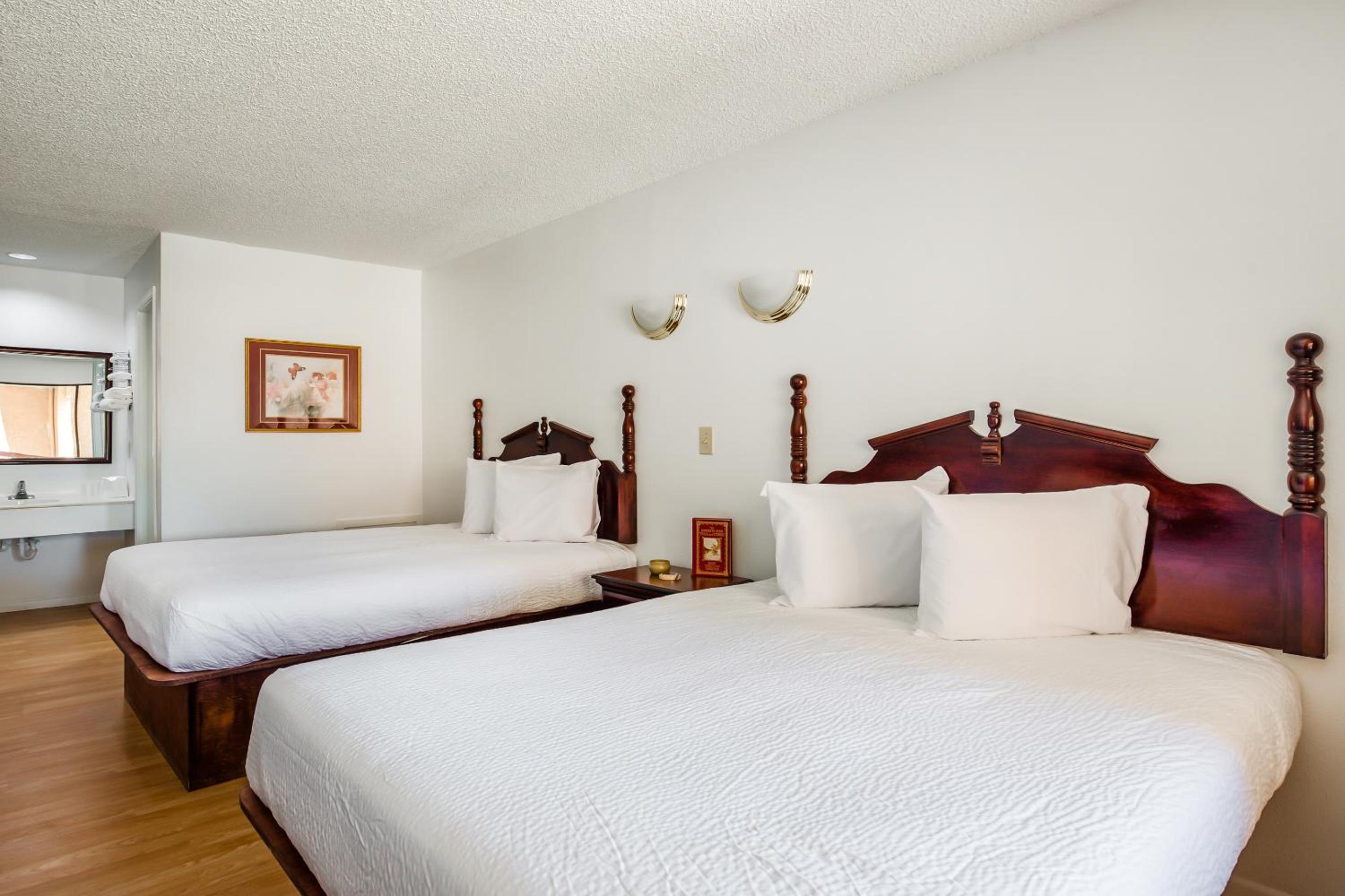 Queen Room with Two Queen Beds photo 1