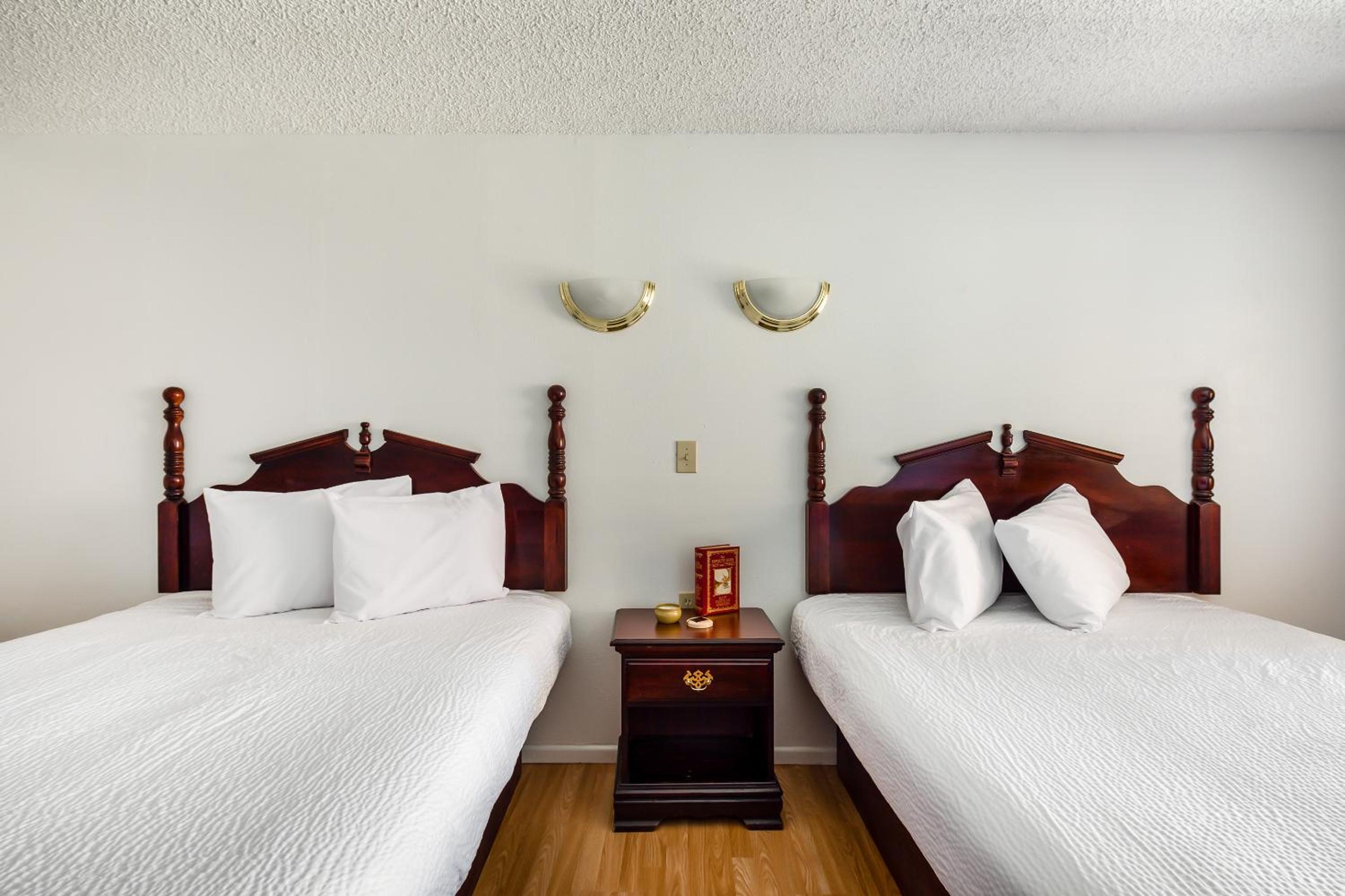 Queen Room with Two Queen Beds photo 2