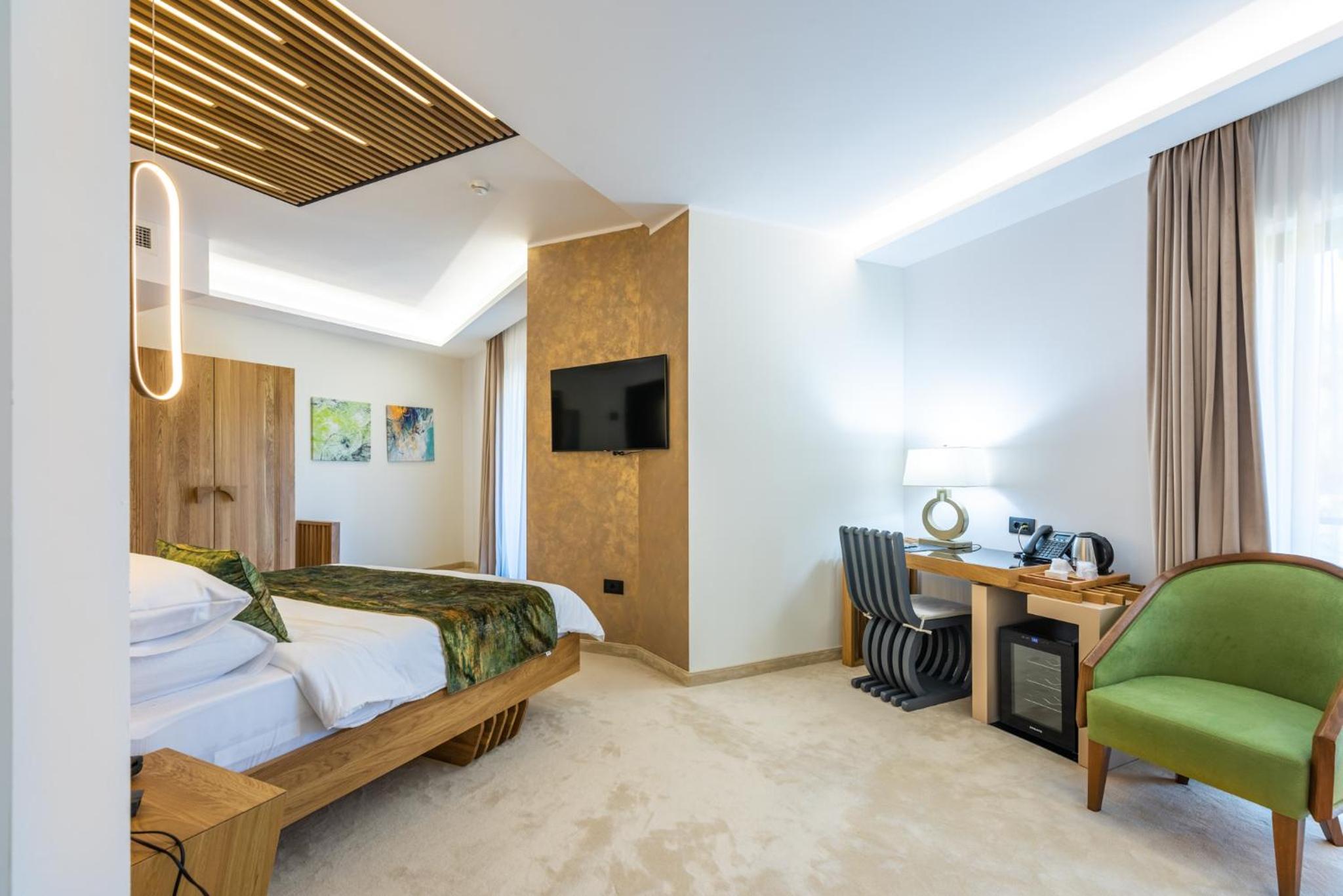 Deluxe Suite with Spa Bath - Photo 13