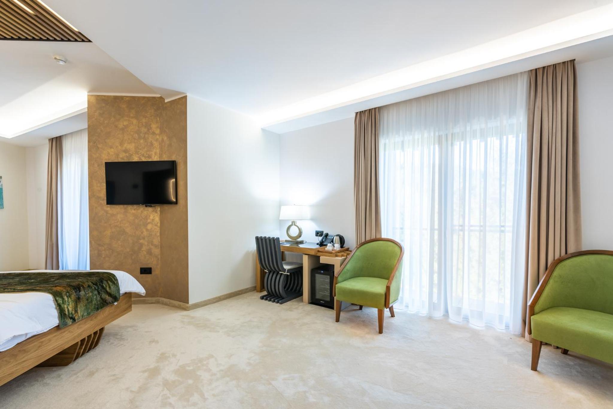 Deluxe Suite with Spa Bath - Photo 14