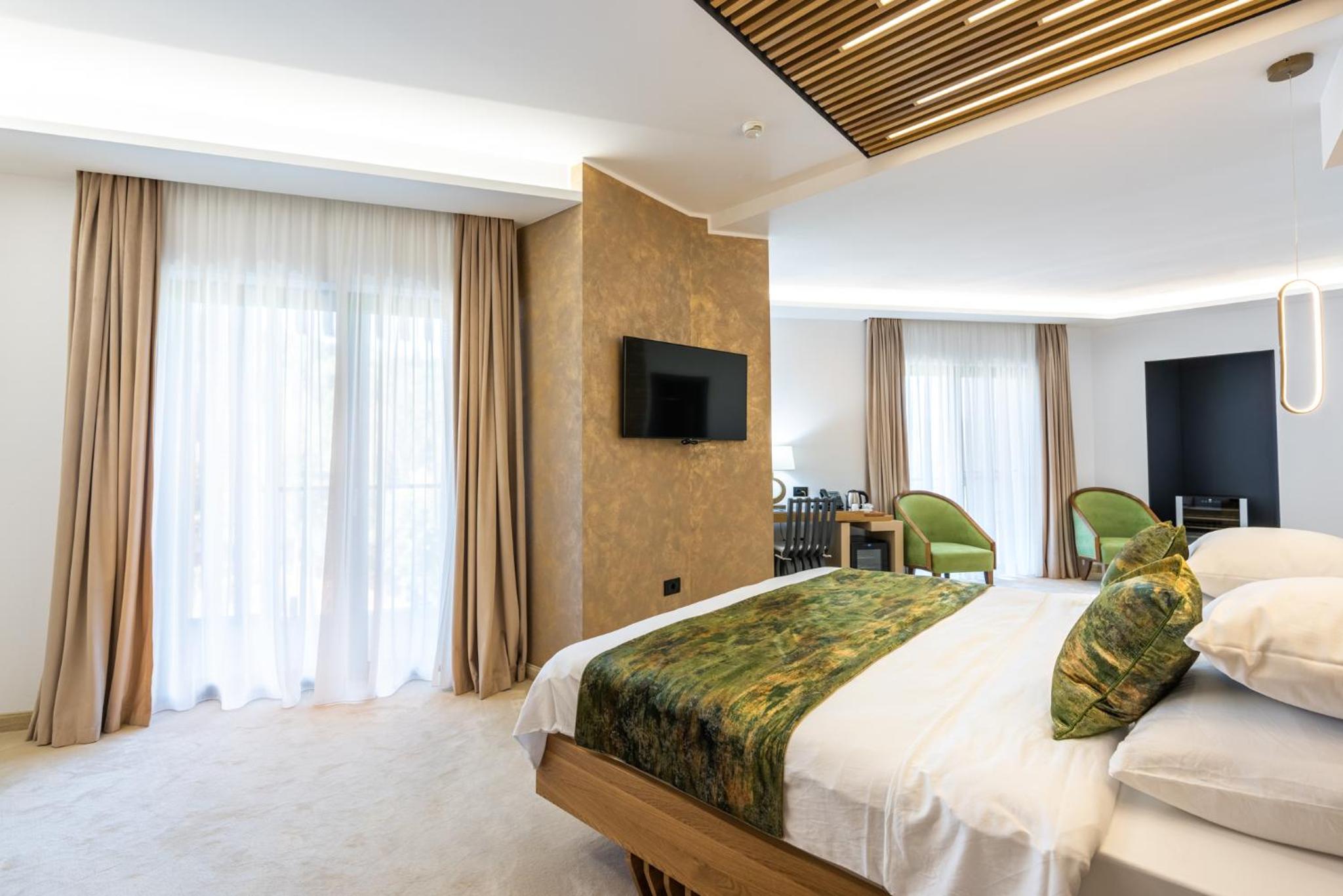 Deluxe Suite with Spa Bath - Photo 3