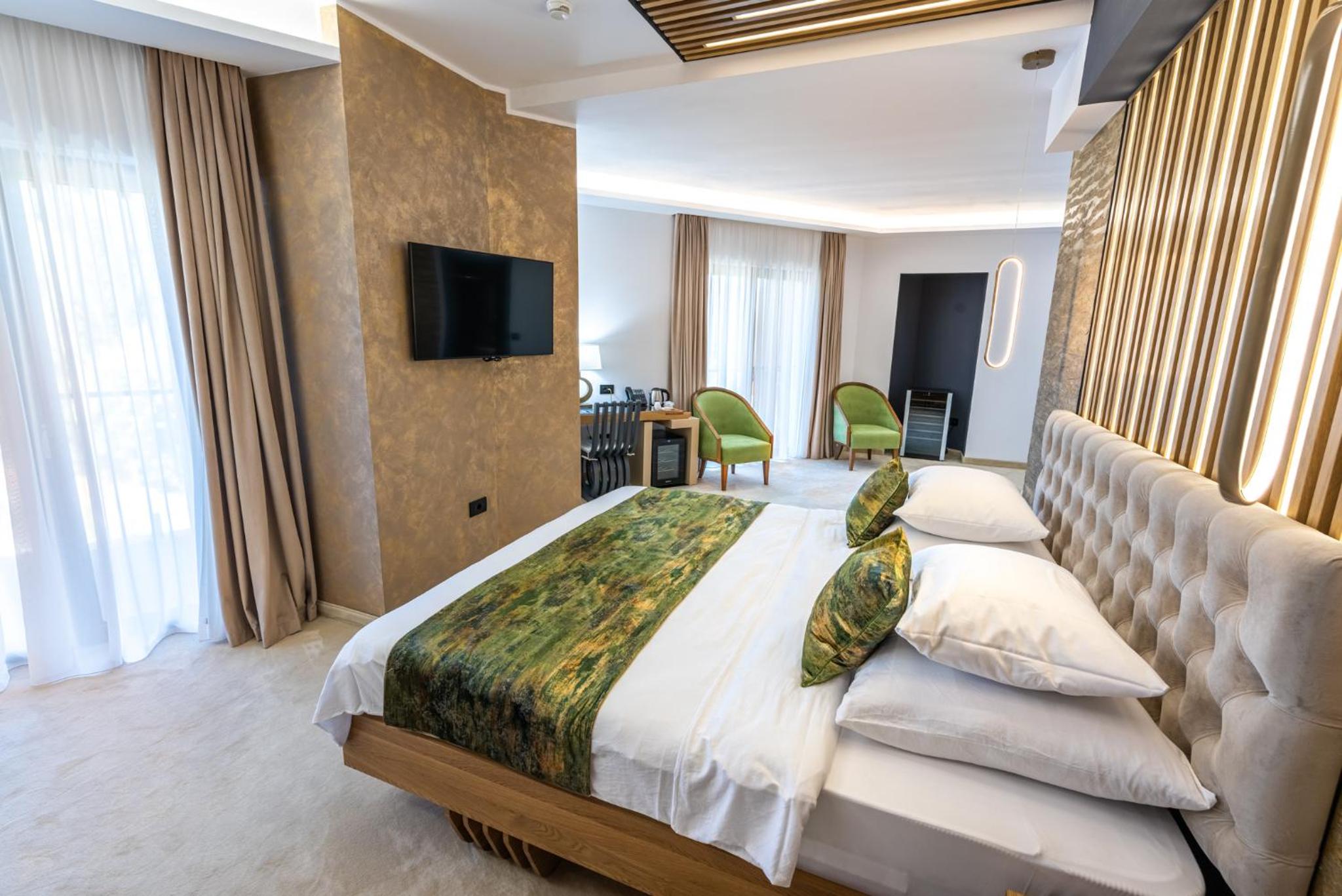 Deluxe Suite with Spa Bath - Photo 4