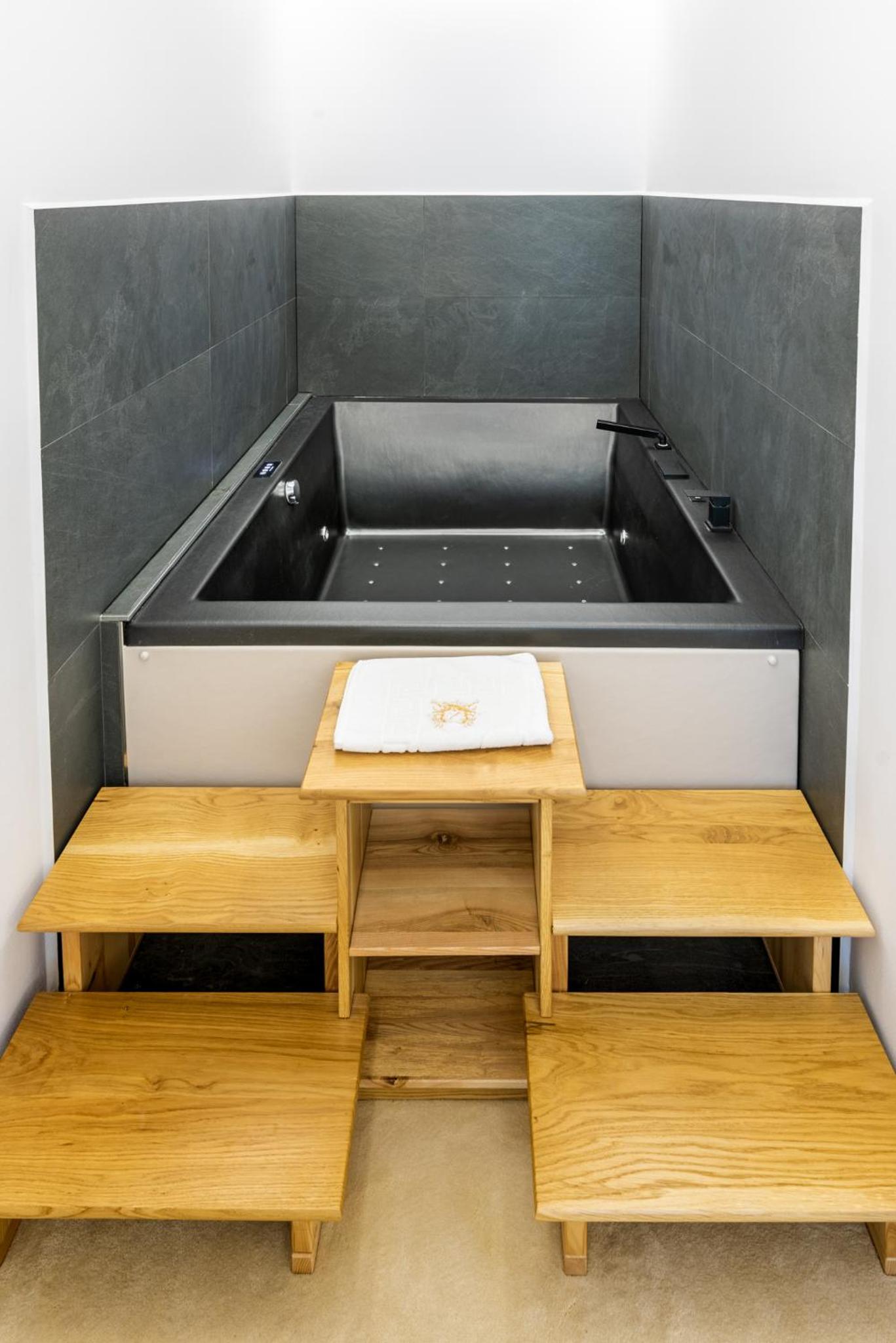 Deluxe Suite with Spa Bath - Photo 12