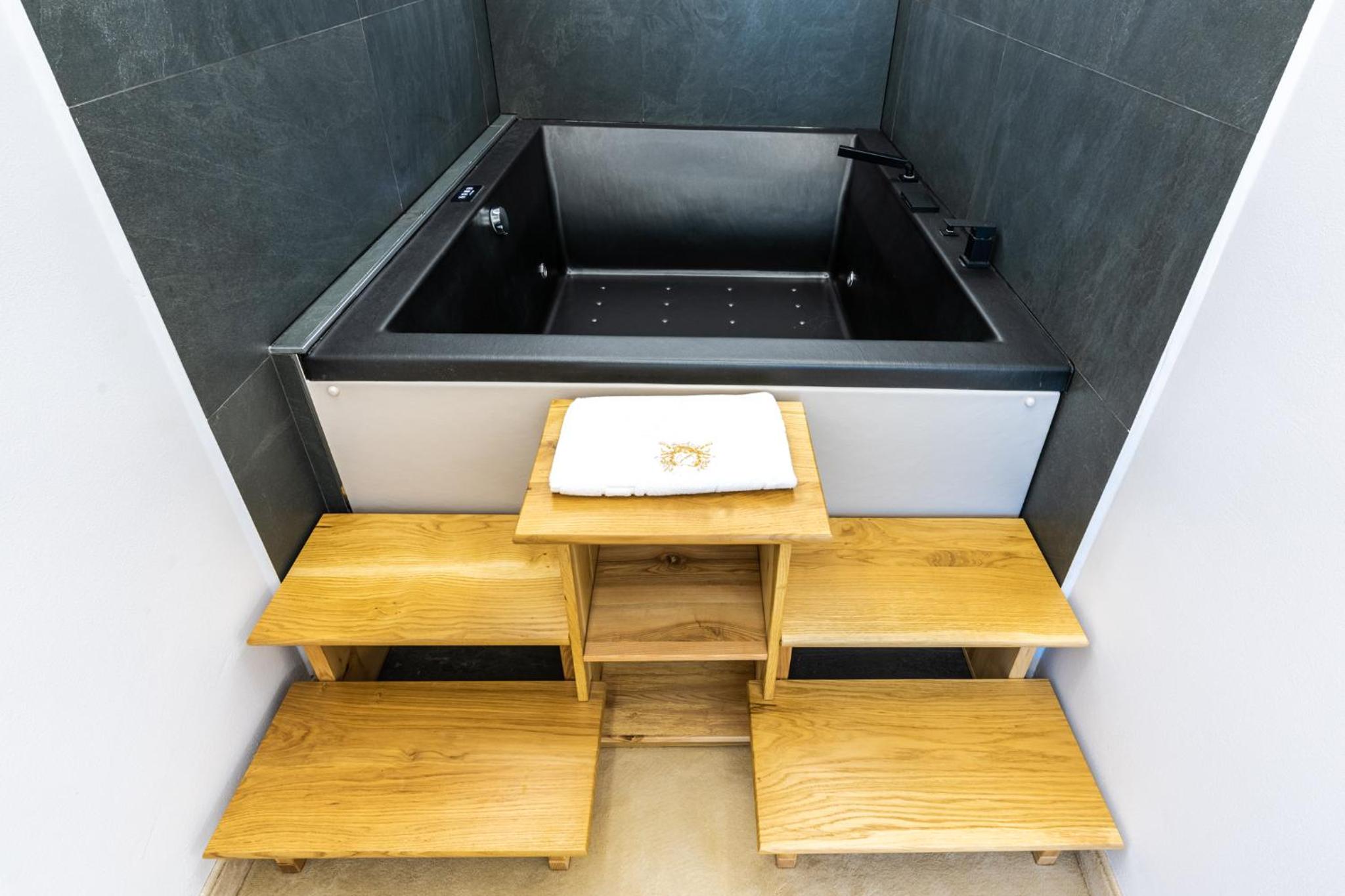 Deluxe Suite with Spa Bath - Photo 5