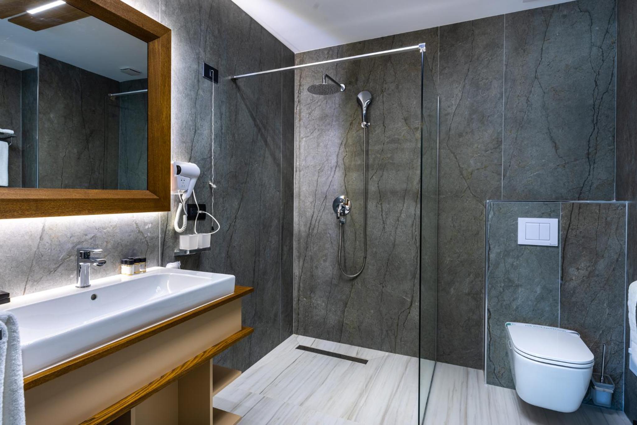 Deluxe Suite with Spa Bath - Photo 6