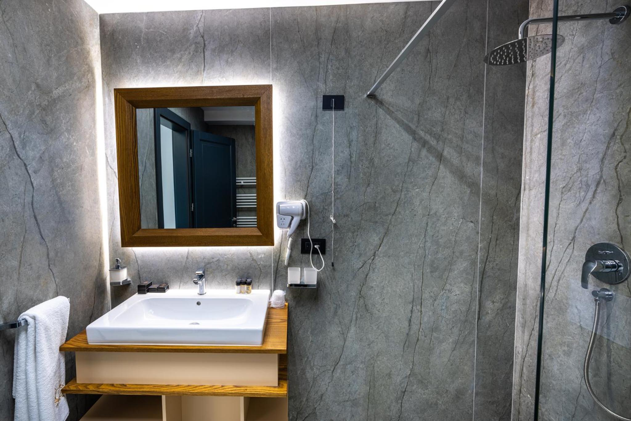 Deluxe Suite with Spa Bath - Photo 8