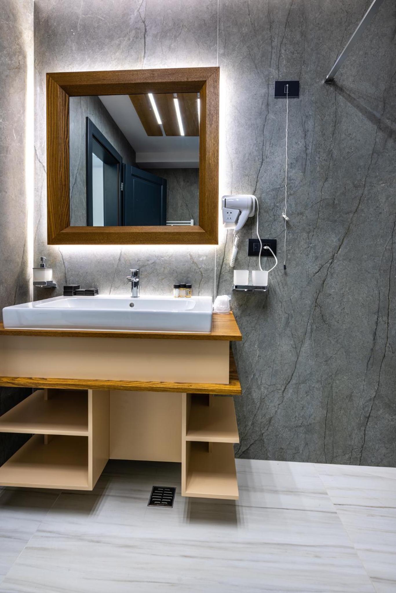 Deluxe Suite with Spa Bath - Photo 9