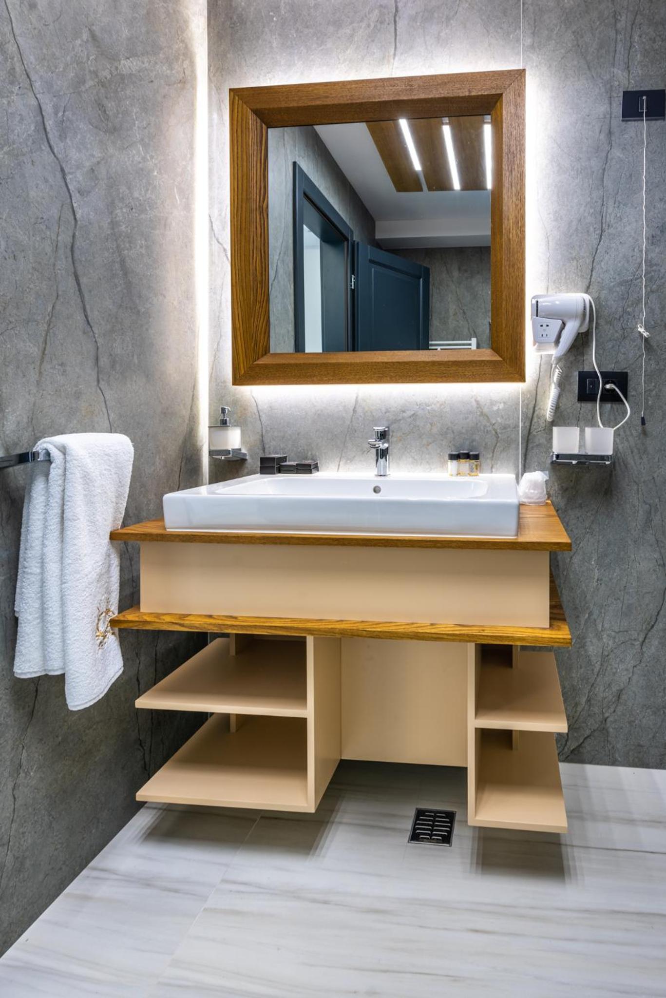 Deluxe Suite with Spa Bath - Photo 10