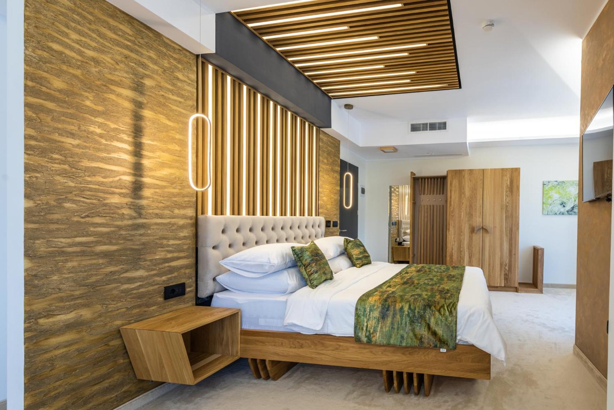 Deluxe Suite with Spa Bath - Photo 11