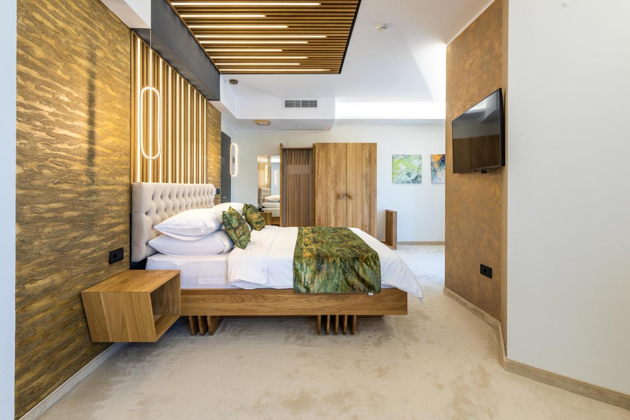 Deluxe Suite with Spa Bath - Photo 15