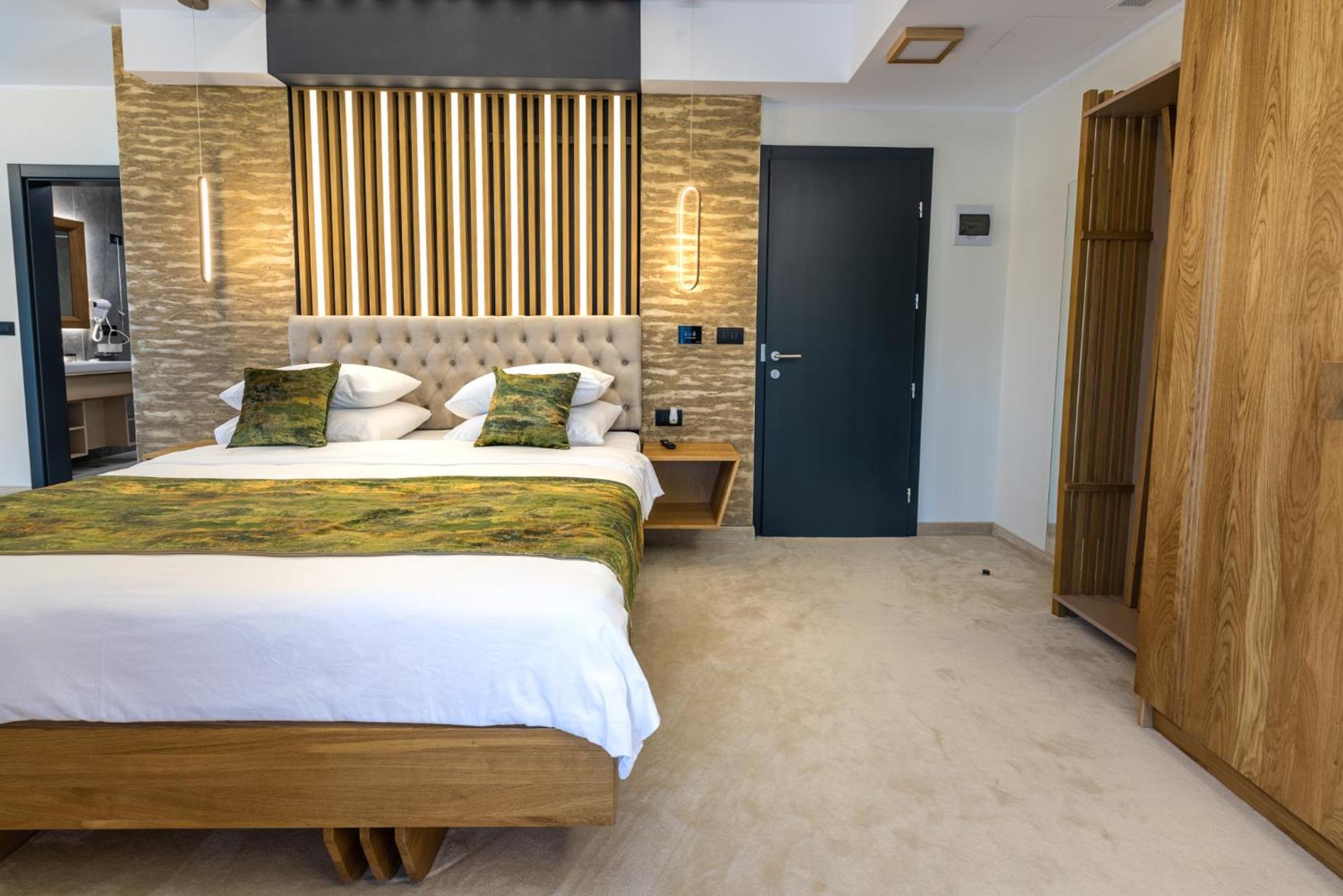 Deluxe Suite with Spa Bath - Photo 16