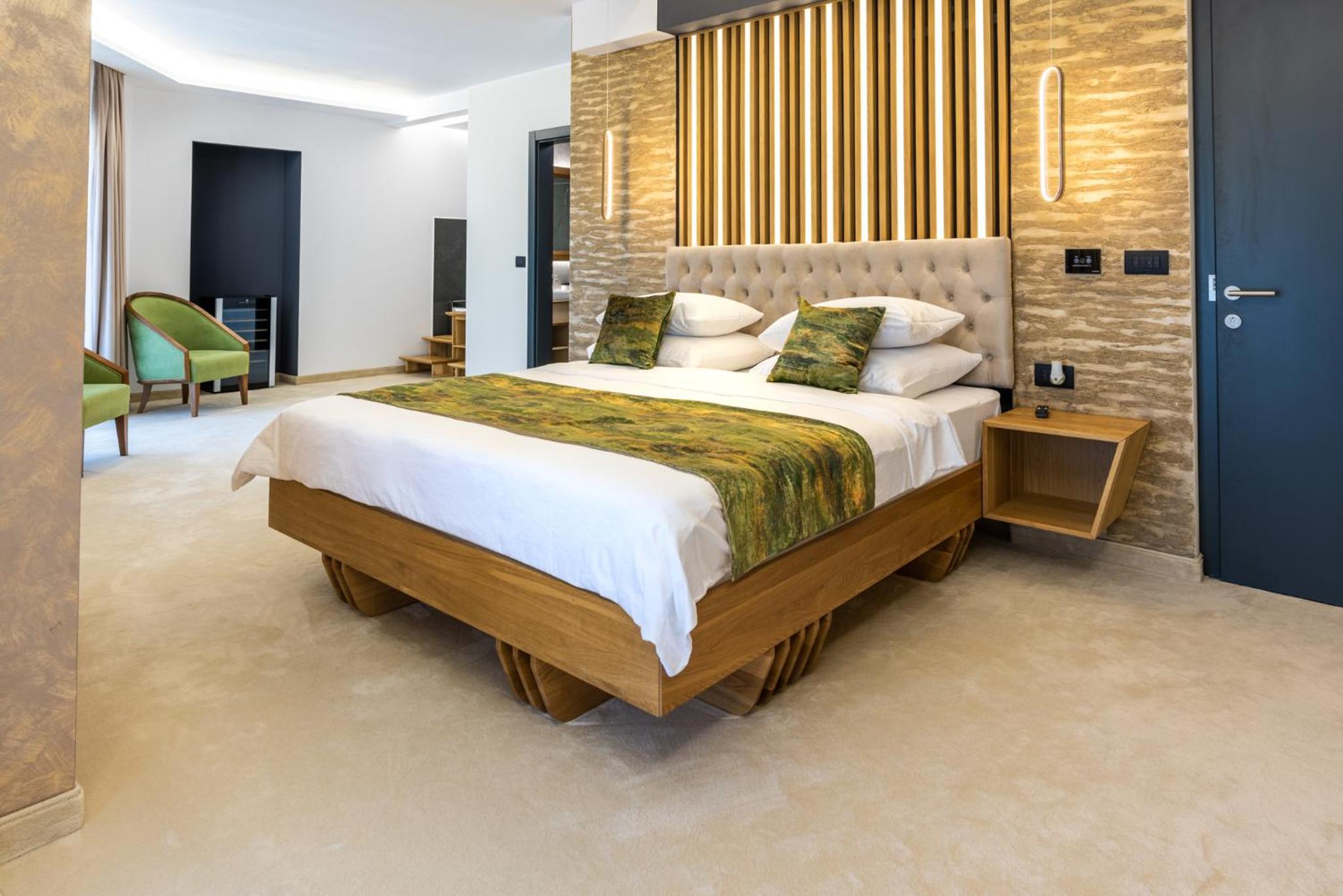 Deluxe Suite with Spa Bath - Photo 17