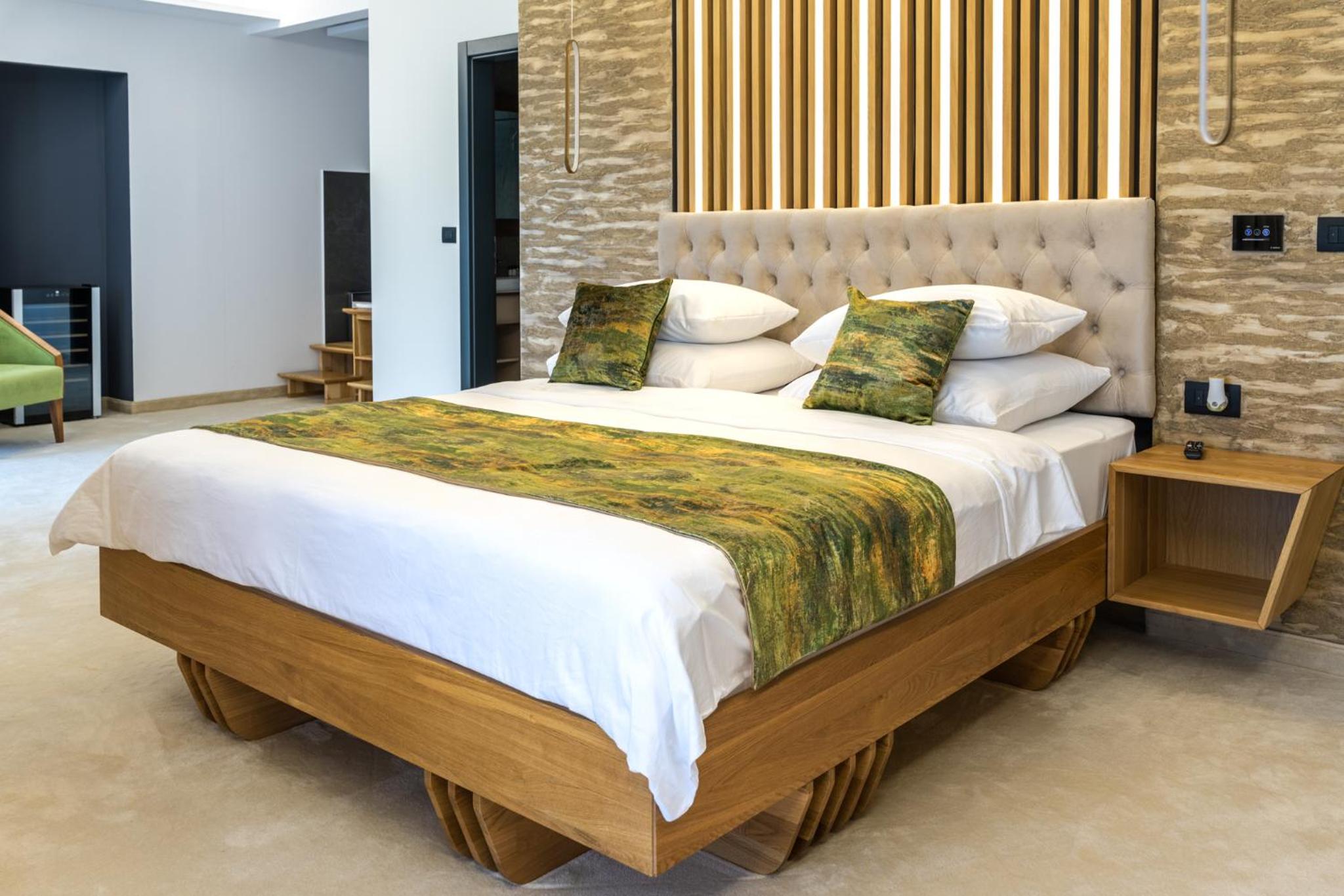 Deluxe Suite with Spa Bath - Photo 18