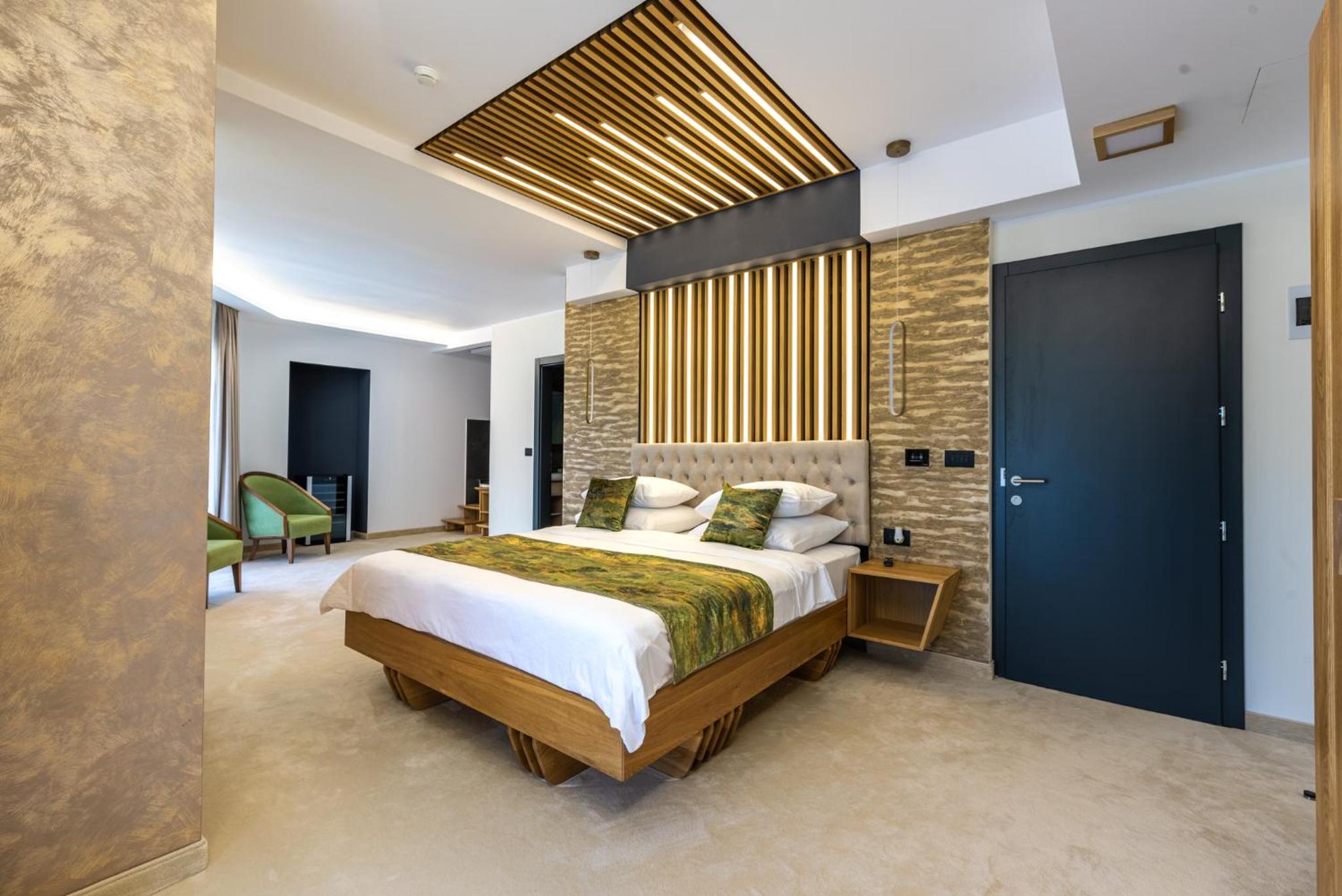 Deluxe Suite with Spa Bath - Photo 19