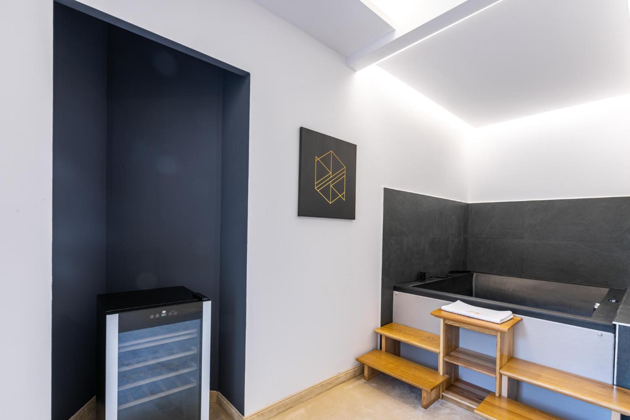 Suite with Balcony - Photo 5